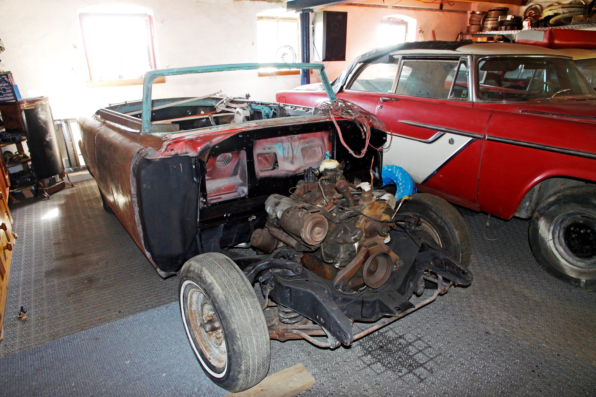 Östen äger tre stycken Plymouth Belvedere Convertible -55. Han vet bara om två andra exemplar i Sverige. Den här är svensksåld och kräver en del jobb innan den blir körklar.