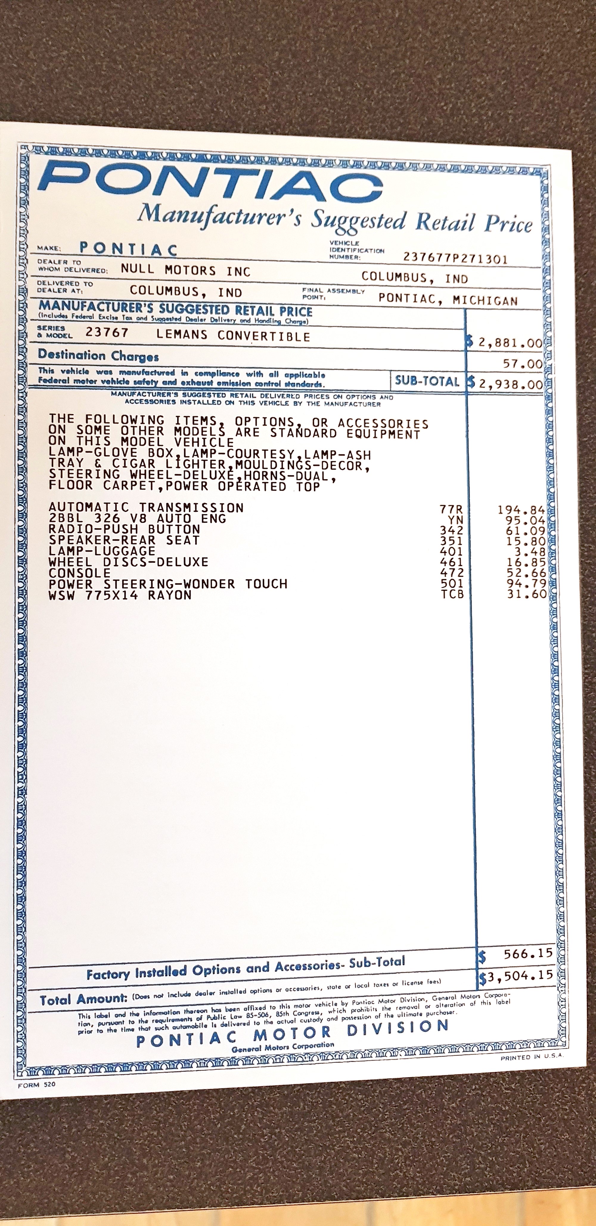 En kopia på bilens originalfaktura följde med vid köpet. Här kan man bland annat se att Pontiacen från början var utrustad med standardhjul med deluxe-navkapslar samt däck med vita sidor.