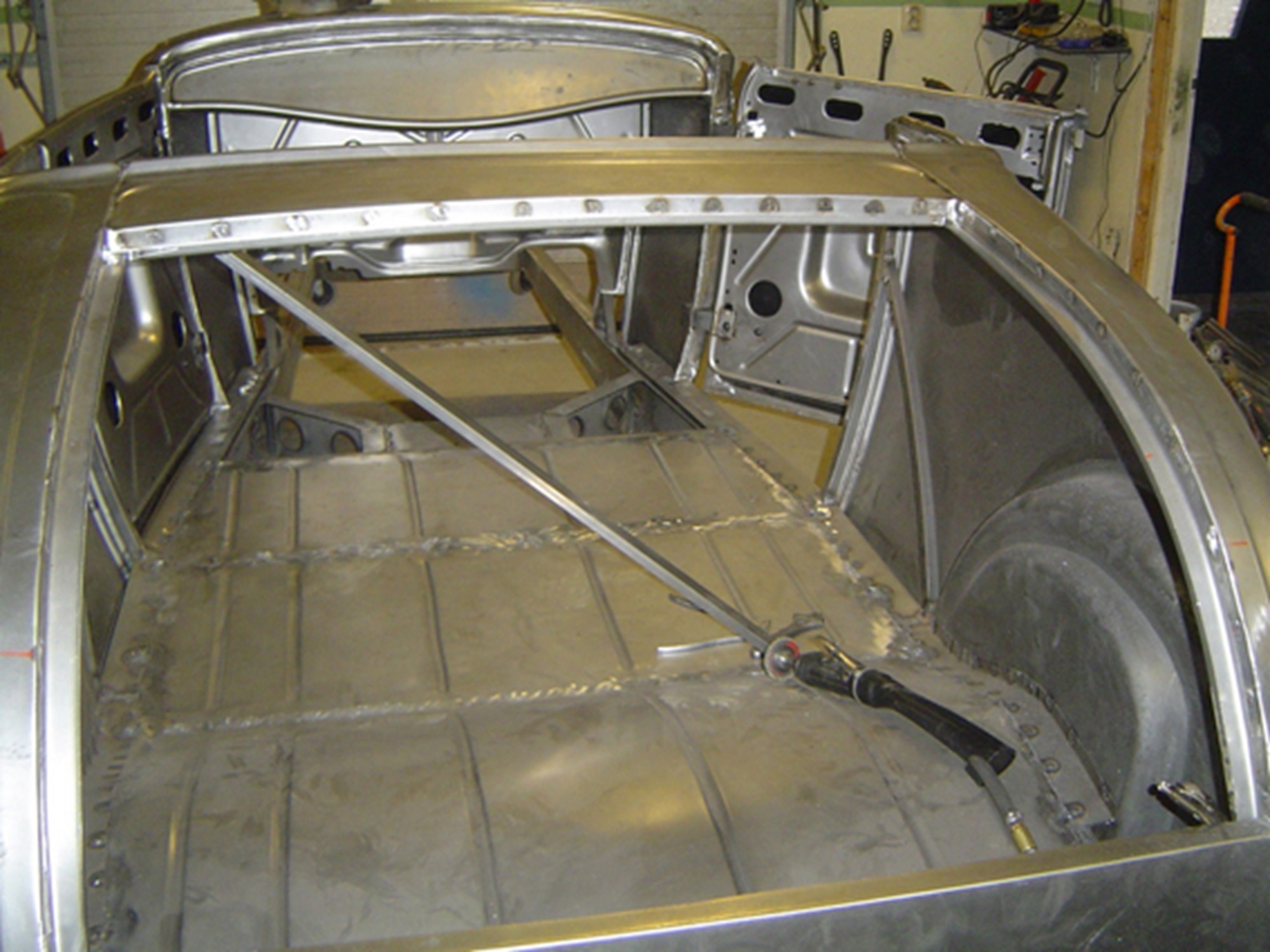 Fyrkantsrör används för att fixera och stadga under monteringen.