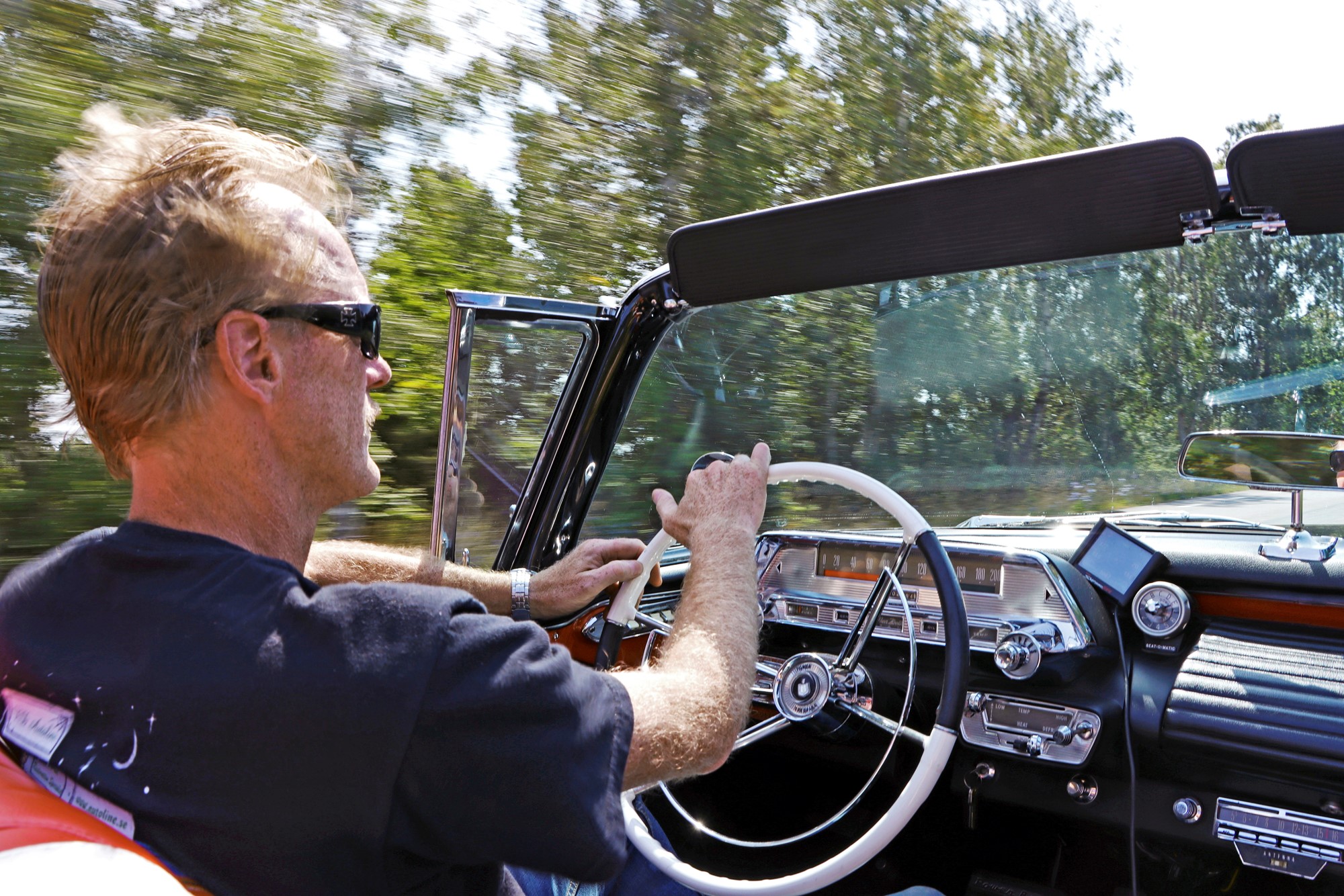 Det är det här som Tony Zetterqvist har drömt om i hela 30 år. Att sitta bakom ratten i sin öppna Mercury Montclair från 1958.