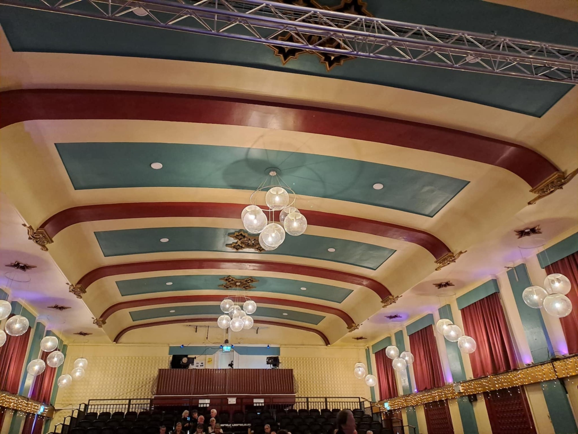 Det var en häftig tidsenligt konserthall som minnes spelningen höll till i, kändes som ett ställe som Både Eddie och Gene Vincent kunnat uppträtt på.