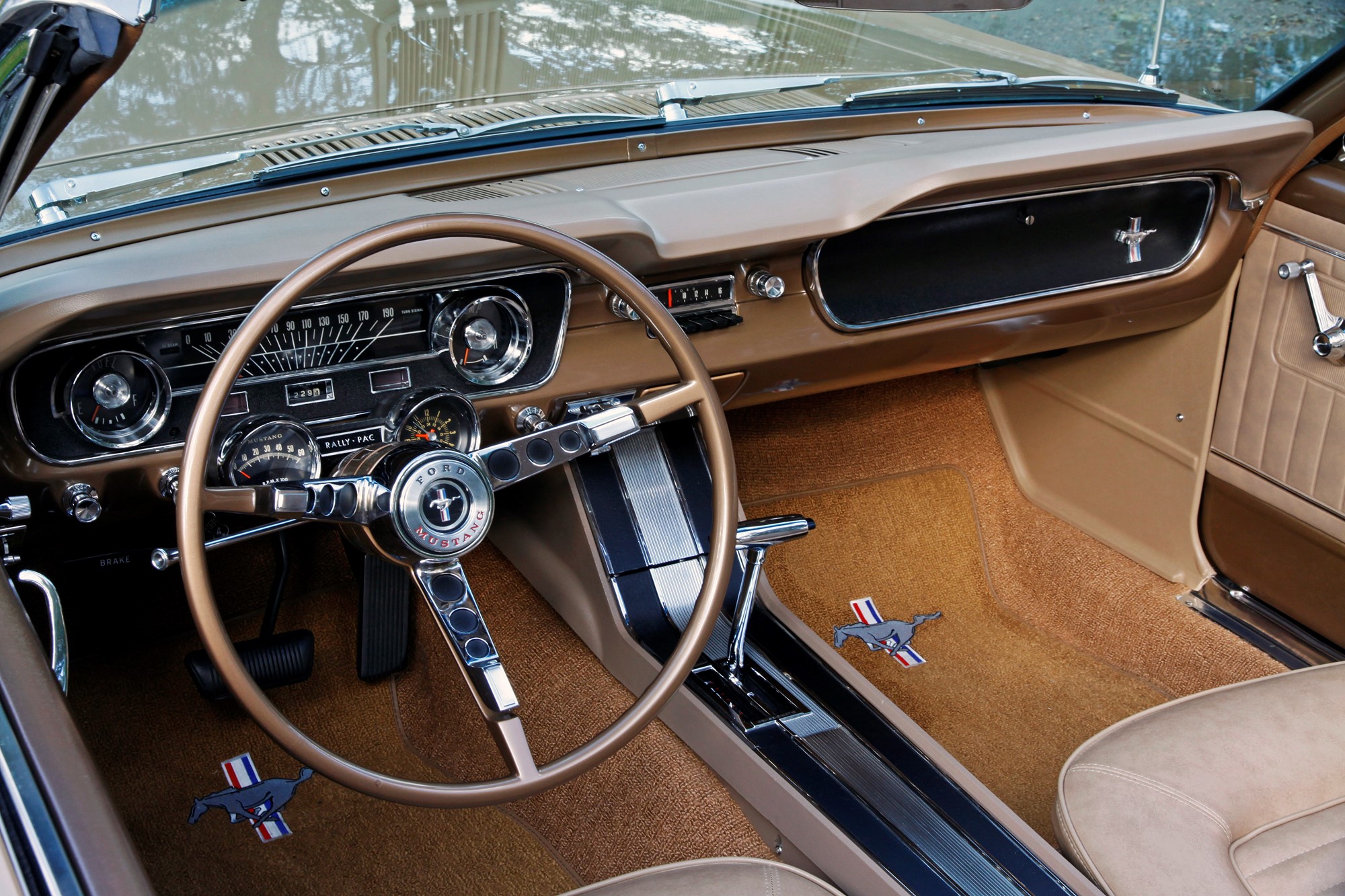 Mustangen är extrautrustad med varvräknare och klocka (Rally-Pac). Notera avsaknaden av gummiklädd ”toe pad” i mattan vid gaspedalen.