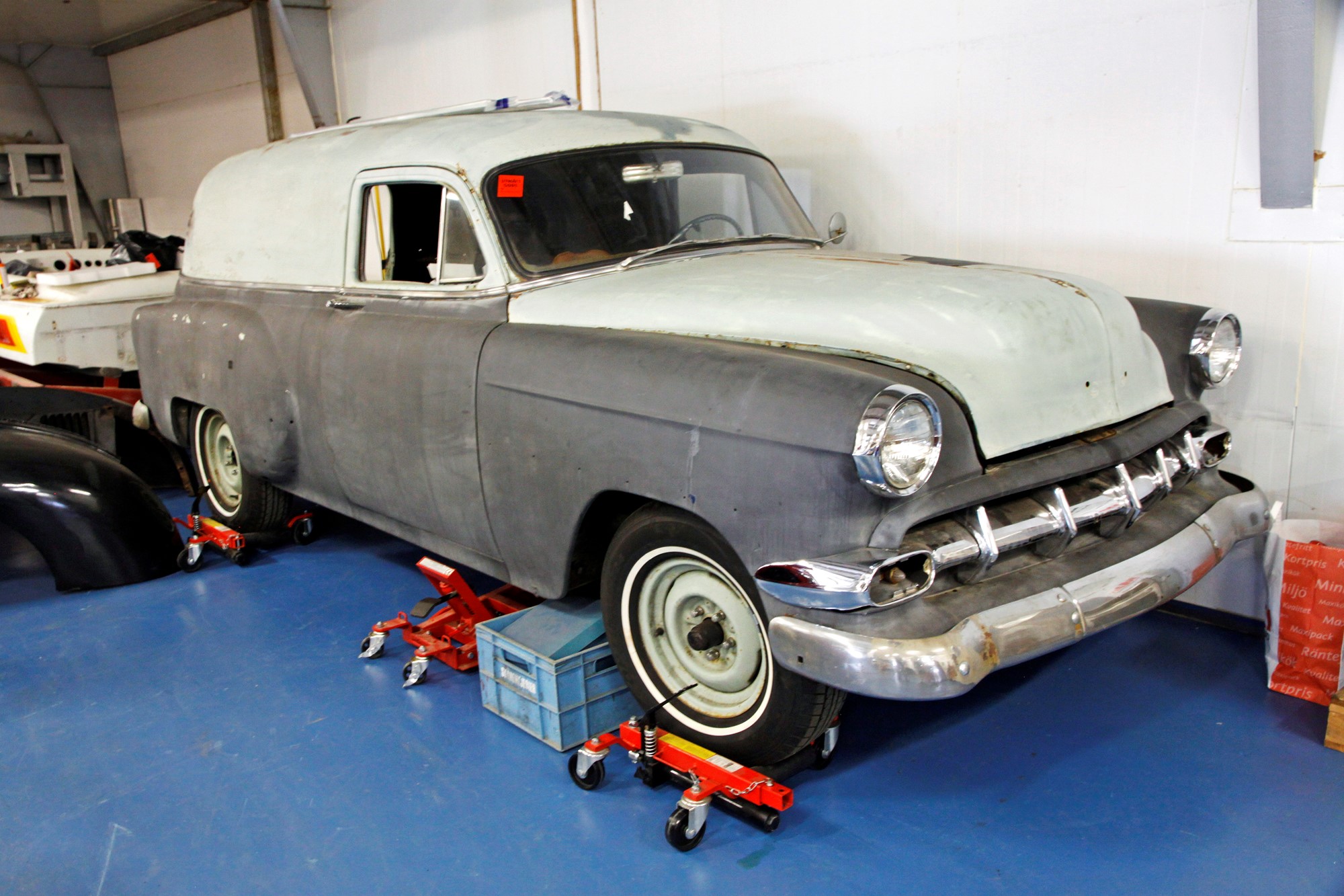 Ovanlig Chevrolet Sedan Delivery -54, tillverkad i drygt 8.000 exemplar. Ska bli firmabil och förses med skivbromsar, 350-motor samt 700-automat.