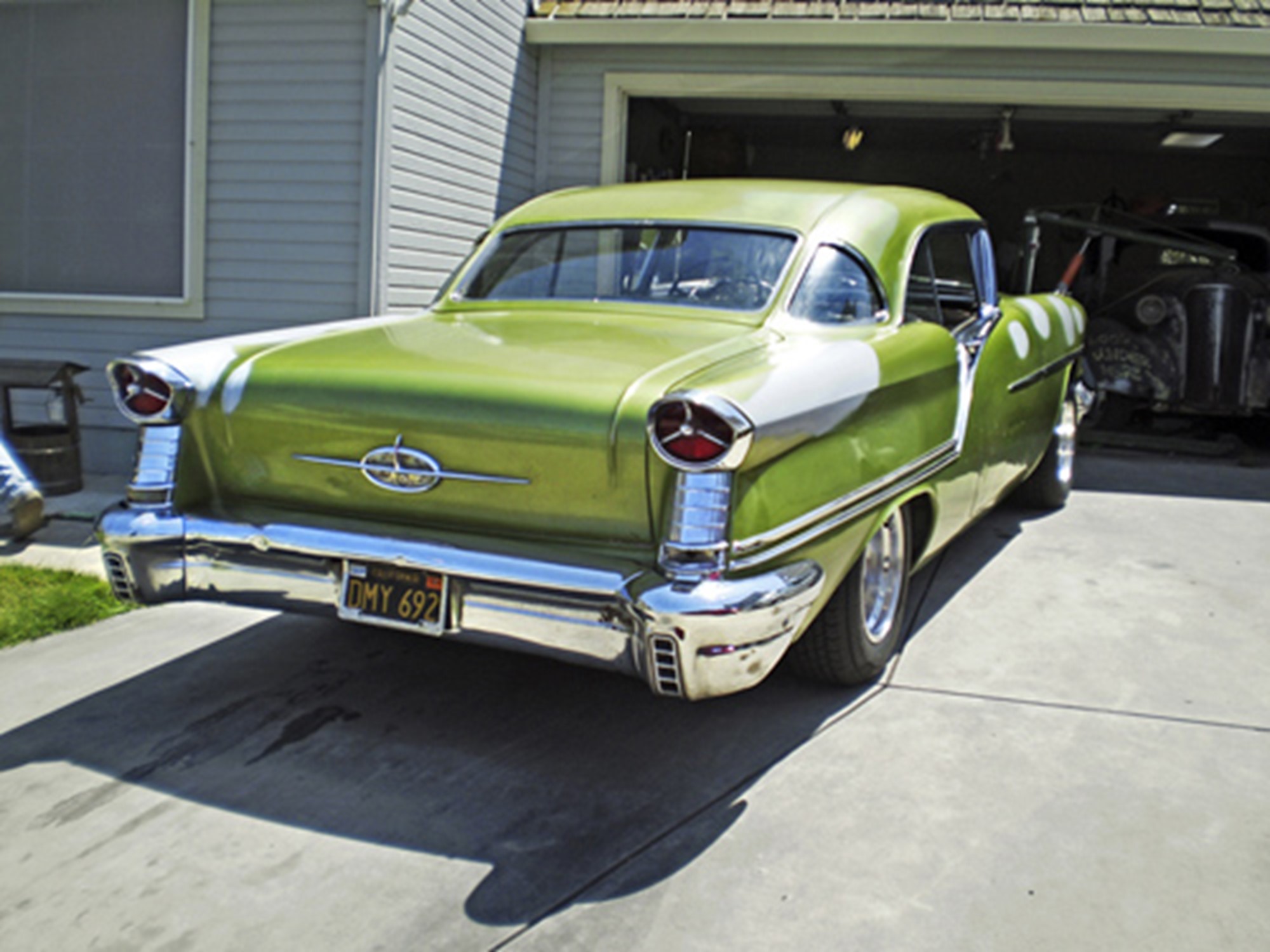 Paret Ann Louise Hansson och Tony Gunnteg från Borlänge hittade en hyfsad Oldsmobile Super 88 -57 i norra Kalifornien. knappt två år tog förvandlingen från solbränt objekt till skinande pärla.