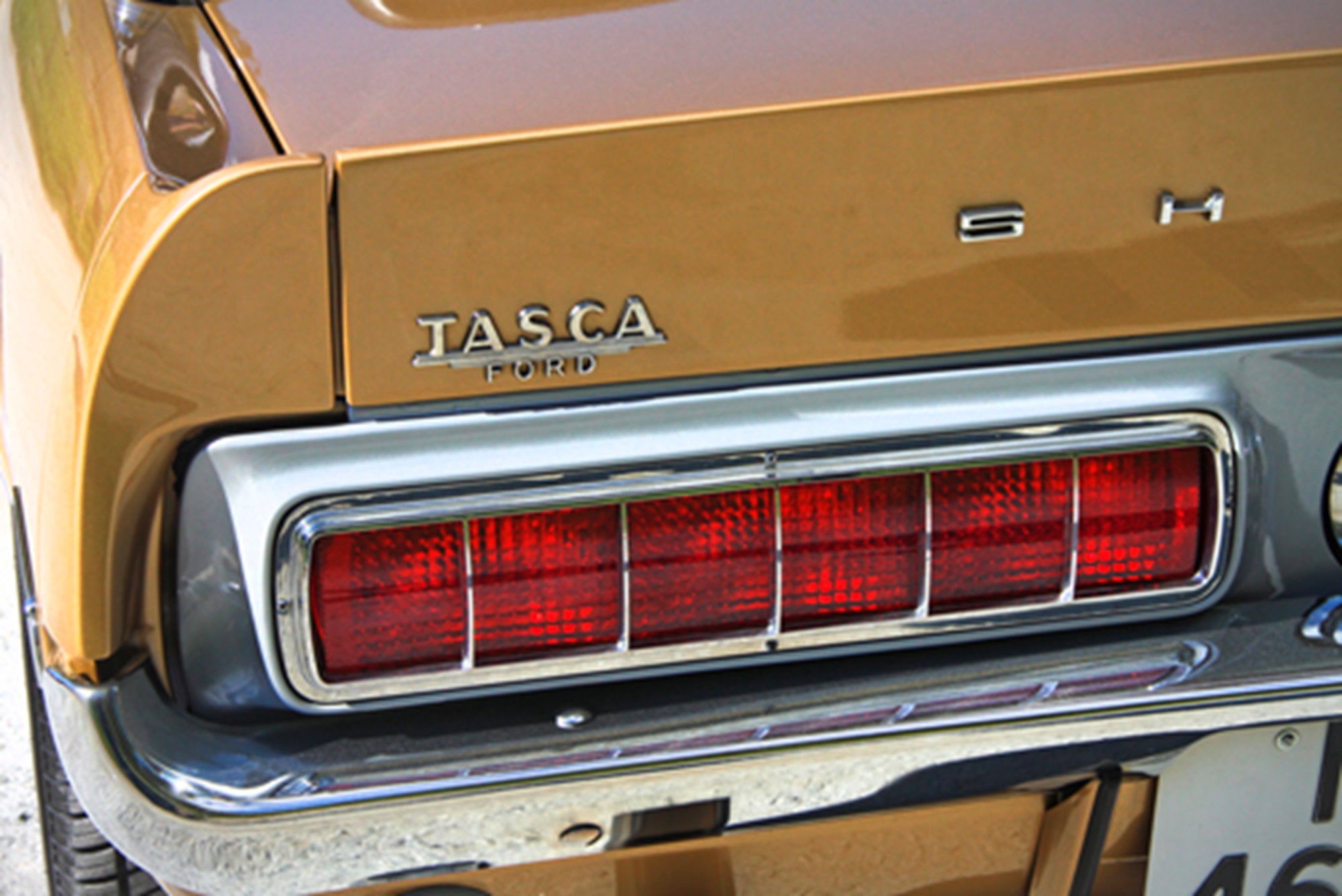 Jodå Shelbyn är såld ny hos välkända Tasca Ford i Rhode Island. Det var den firman som tog fram 428 Cobra Jet-motorn som sedan hamnade i Shelby GT500KR. Bakljusen med vandrande blinkers lånade man från Thunderbird -65.