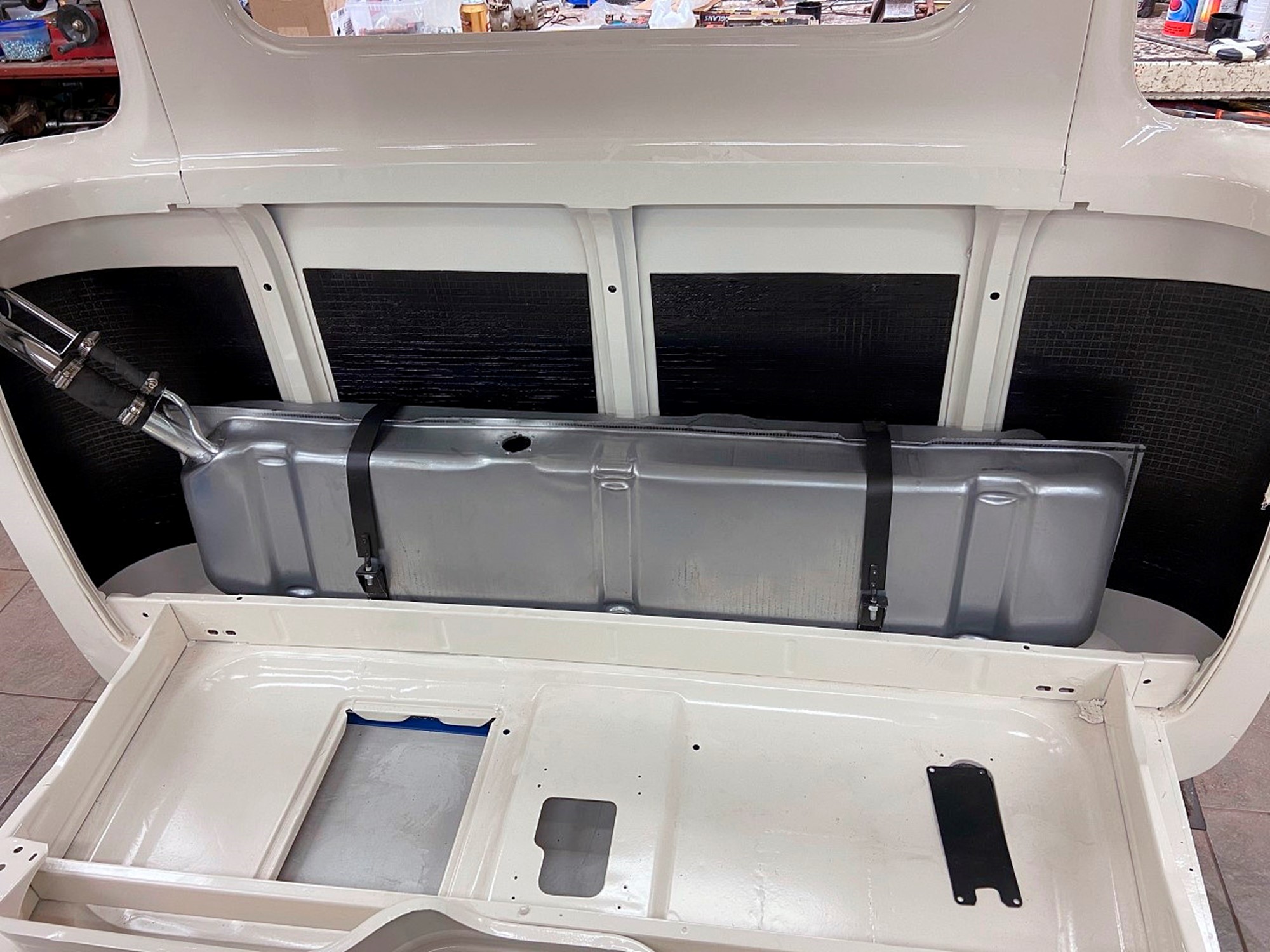 Bensintanken är samma som på den mindre pickisen och finns som reproduktion.