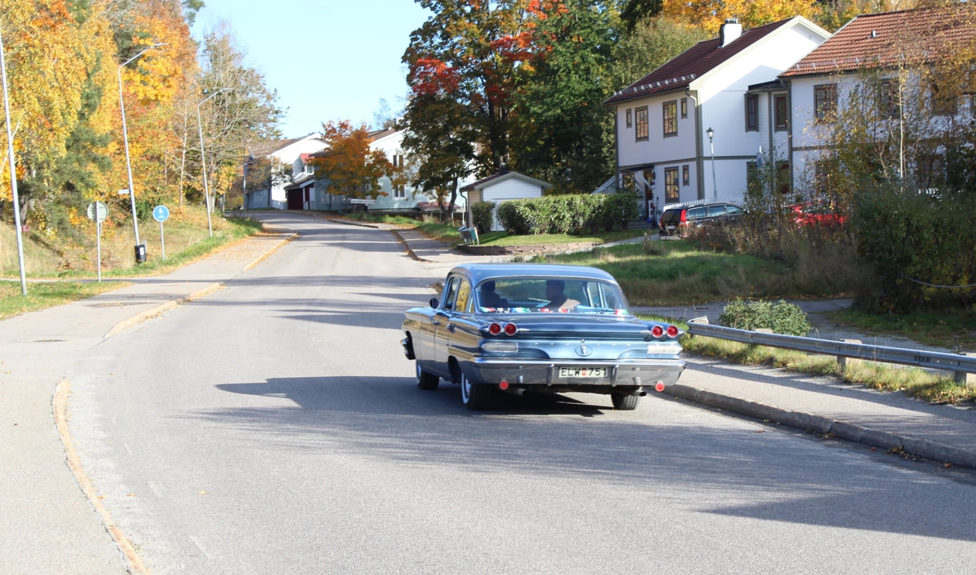 Inte fel att ta en tur på byn i en 60 Pontiac en fin höstdag