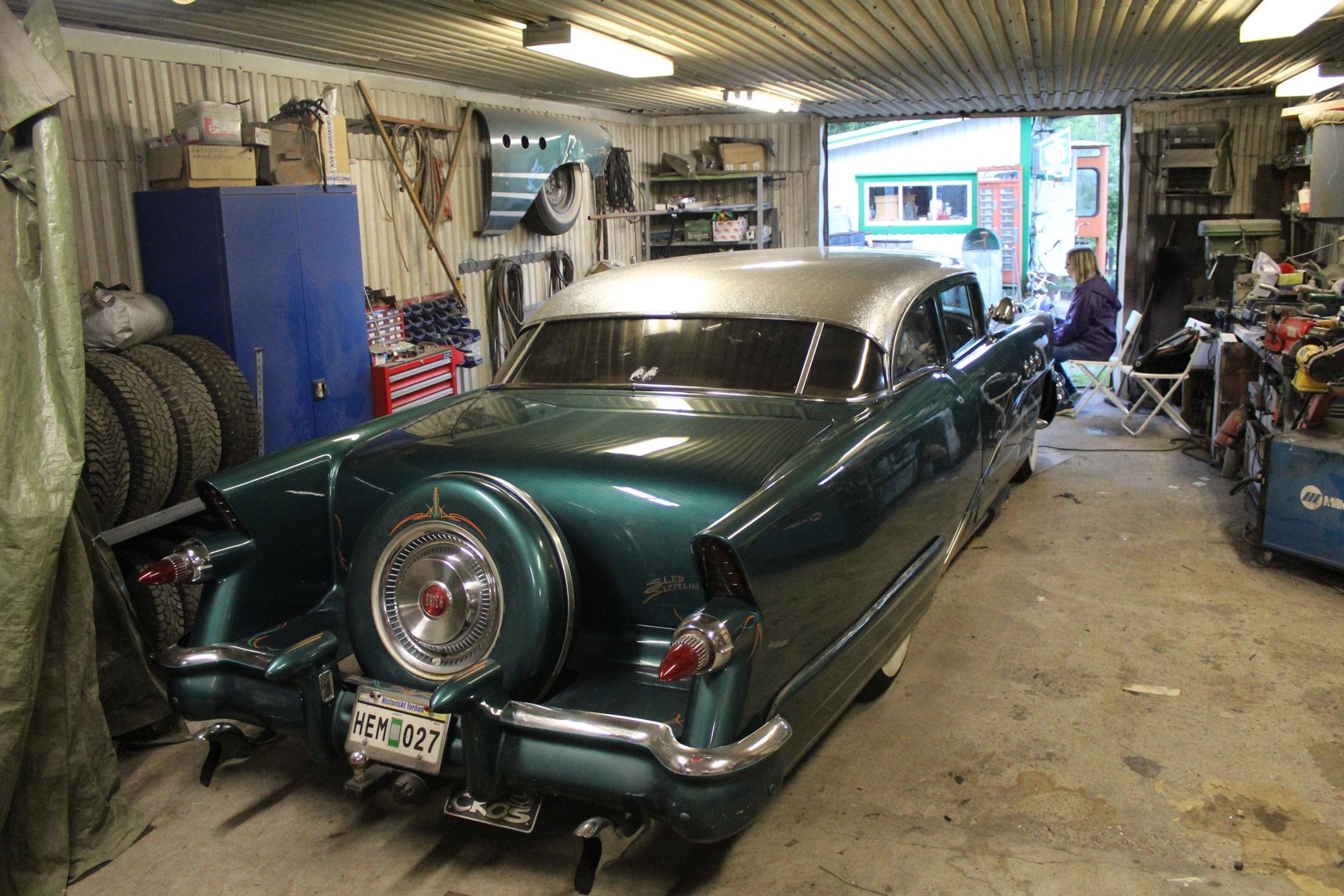 Sillen själv har ett stort bil intresse här har vi hans custombyggda 55 Buick