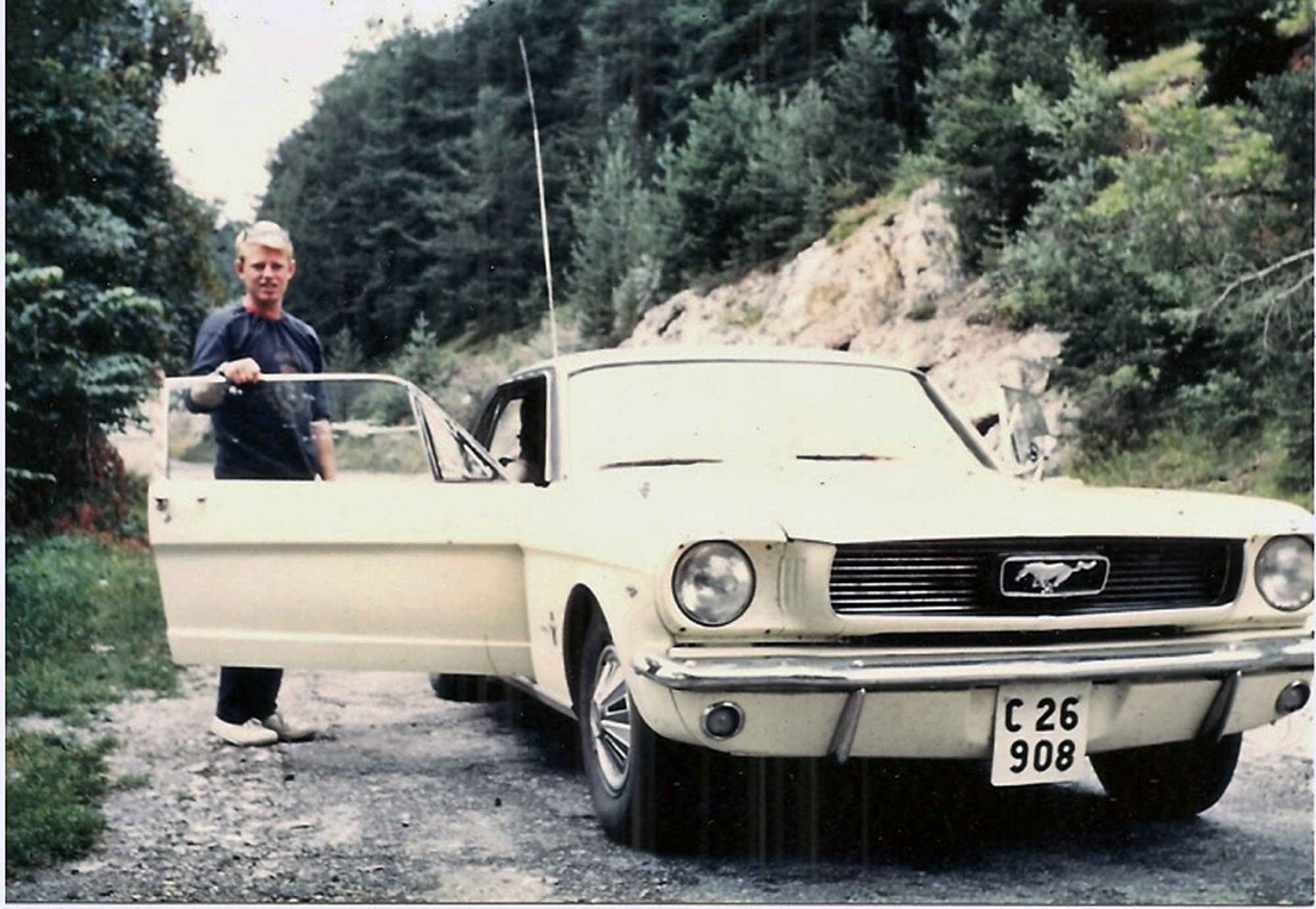 Lars-Erik Larshammar blir fotograferad av hustrun Kerstin 1968.