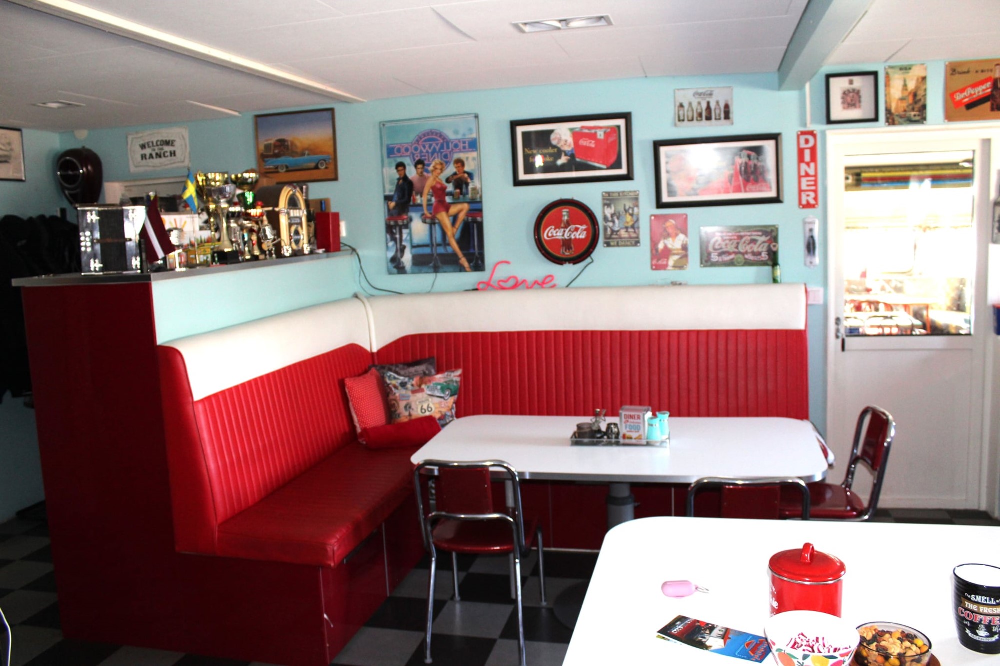 Är det Mels Drive in? Nej det är Baiba o Johnnys kök