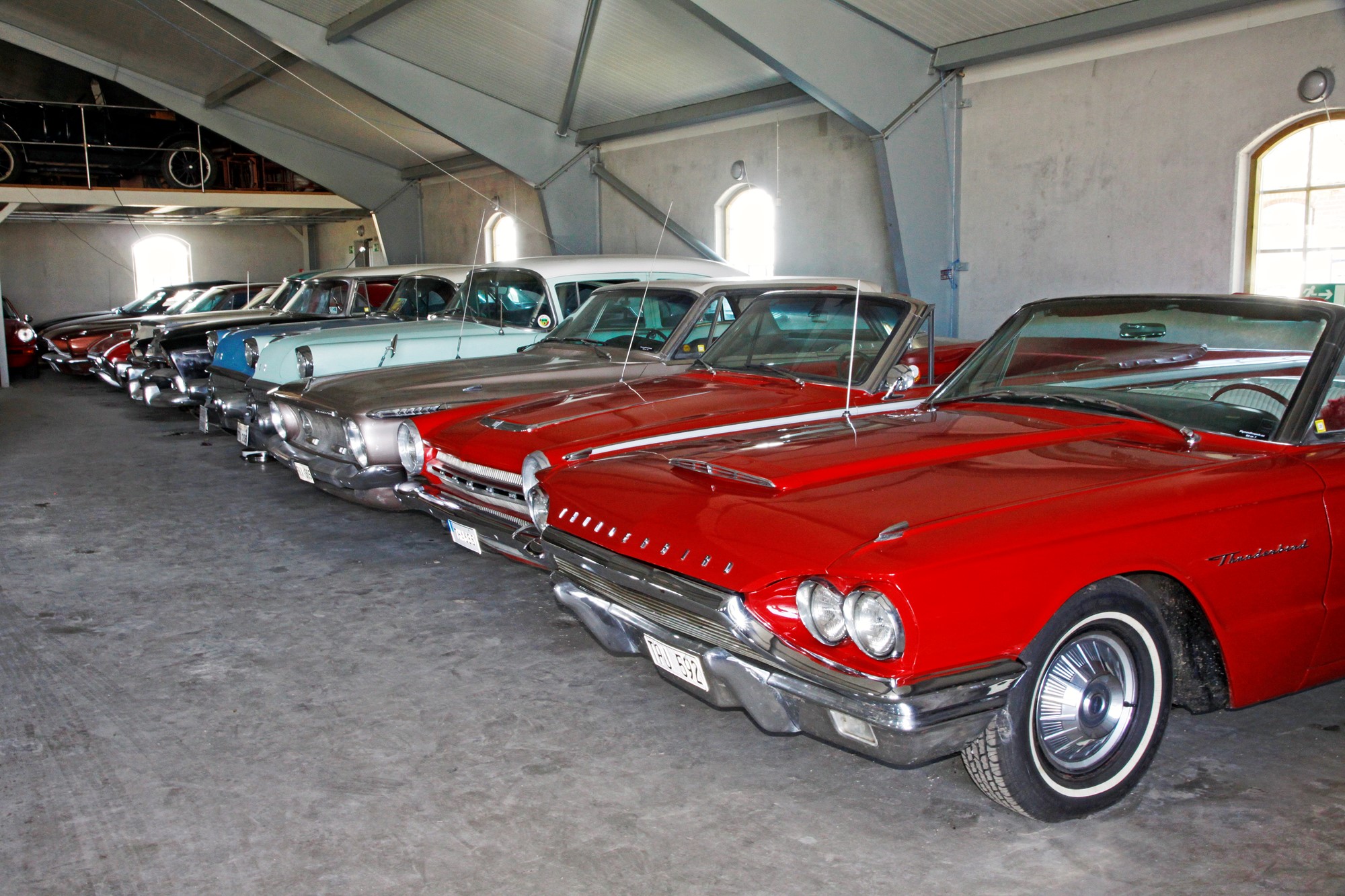 Thunderbirden och Dodge Dart-cabben är båda importerade. Den kopparfärgade bilen som tittar fram är en svensksåld Plymouth Fury från 1962.