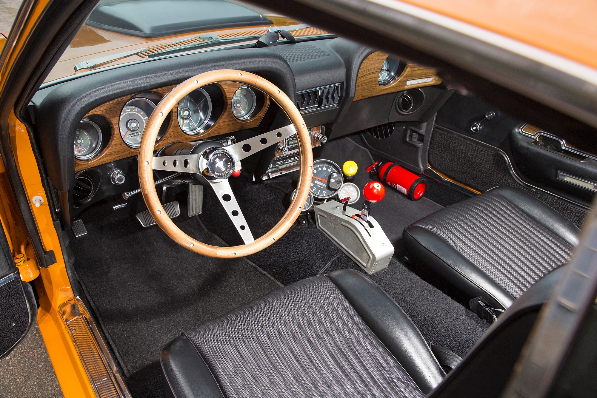 Mustangen är utrustad med en så kallad ”Interior Decor Group” vilket innebär en lite mer påkostad inredning.