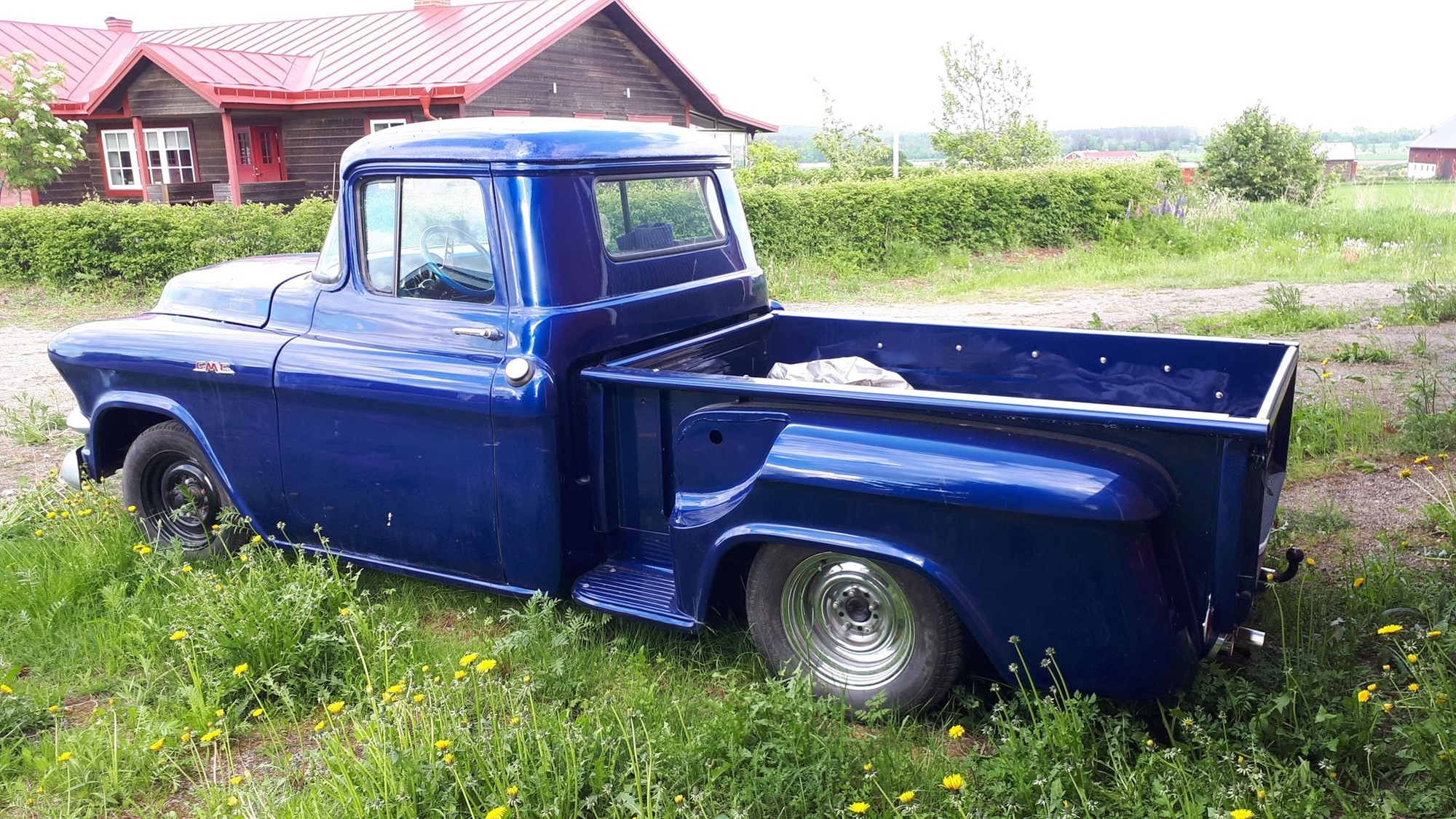 En riktig Farmar Truck i Hög gräset