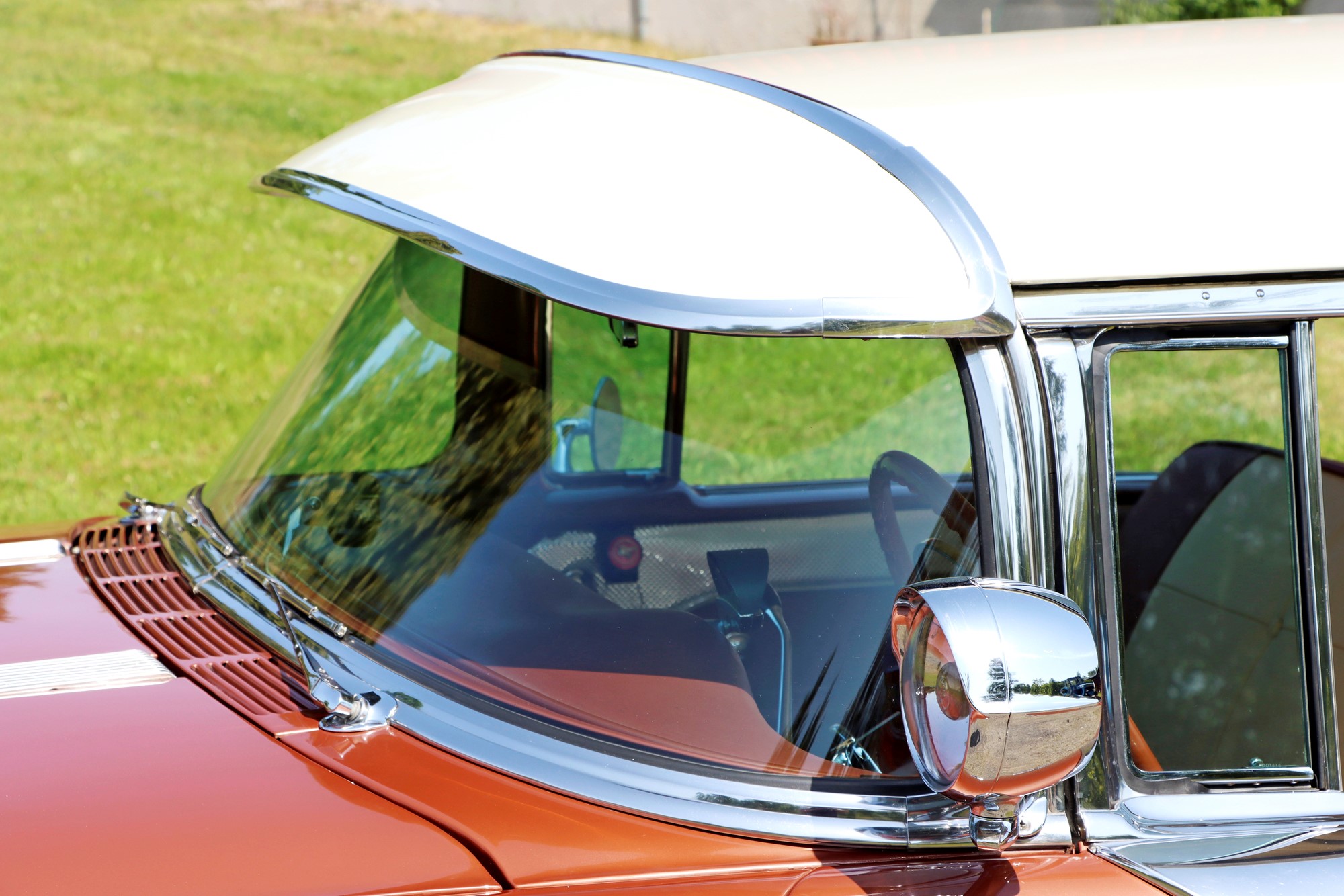 Givetvis är bilen utrustad ned en kompass. Totalt gick alla tillbehören på över 1.000 dollar!