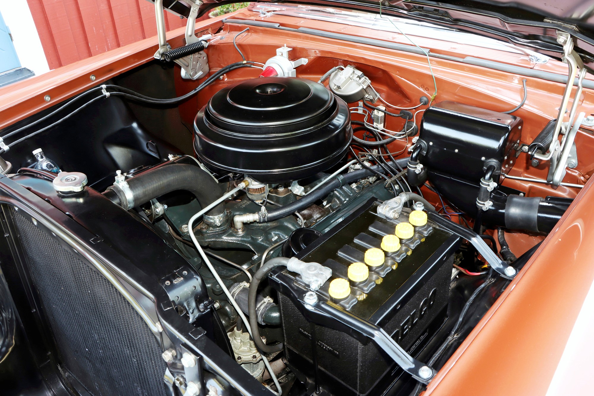 Bilen har bara rullat 10.000 mil så det behövdes bara nya packningar och slipning av ventiler. och nya tätningar. Förutom motorn har Dan har även lackerat om motorutrymmet.