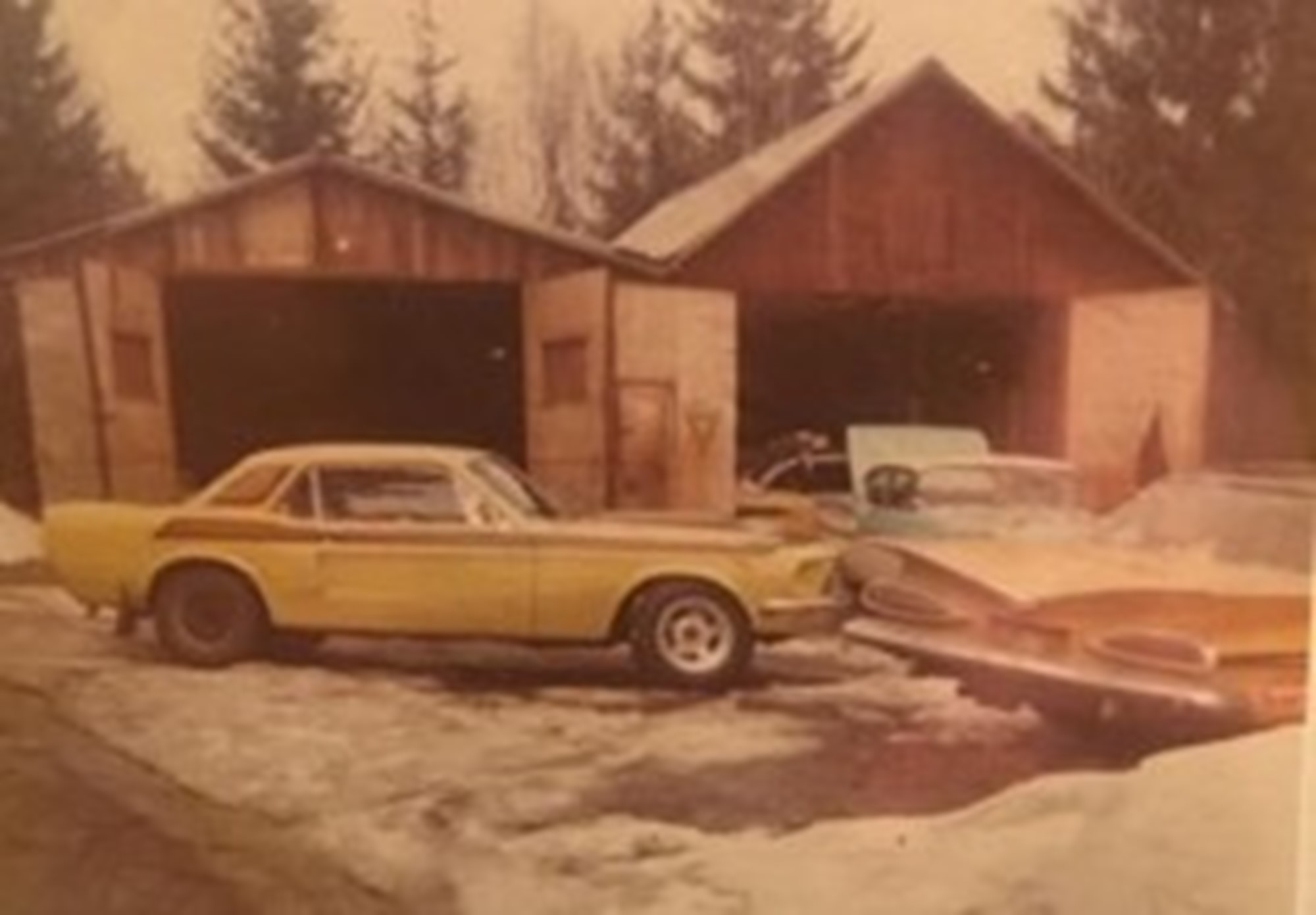 Så här såg det ofta ut under 70 talet när grabbarna var och skruvade i det gemensamma garaget