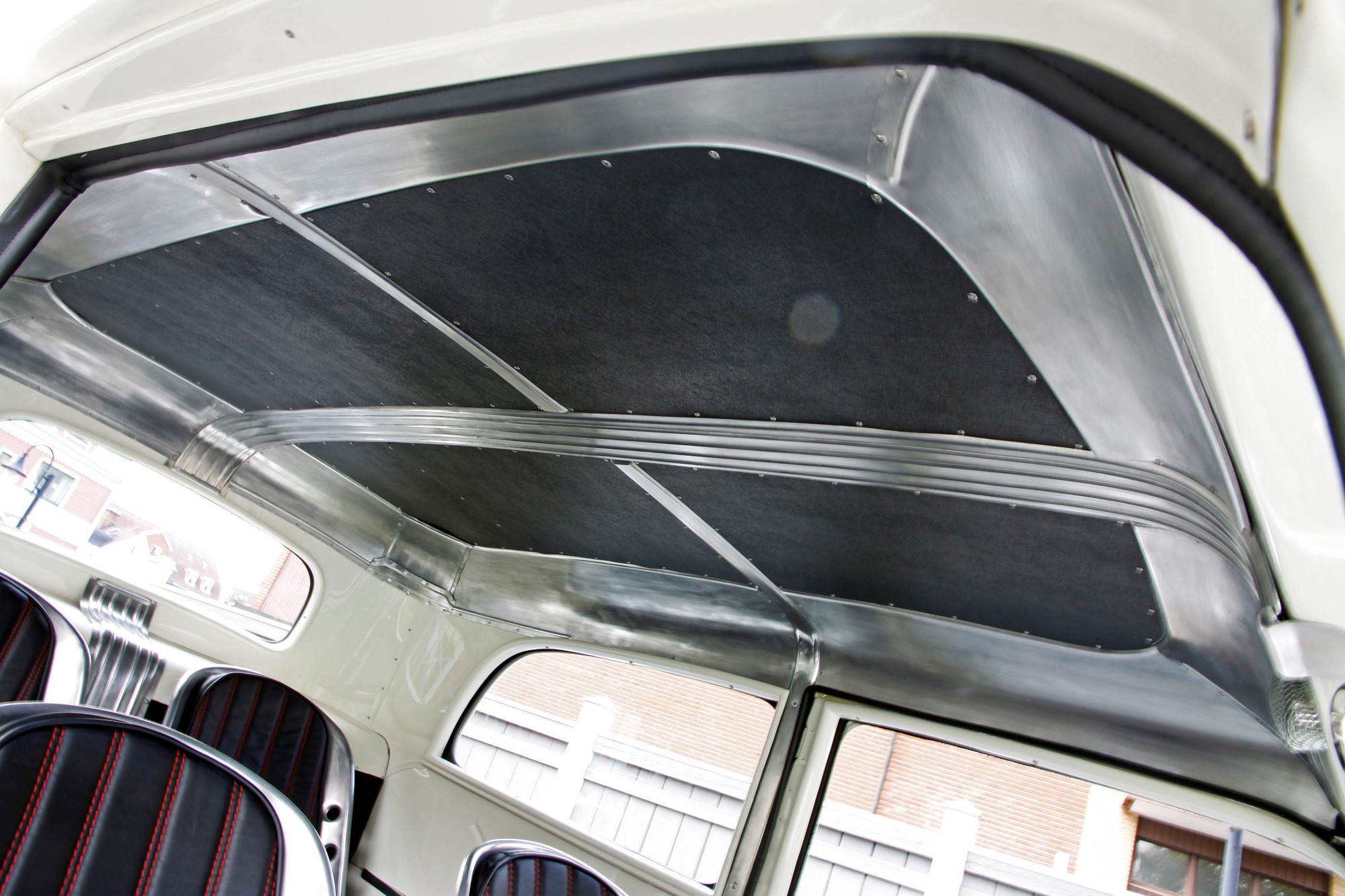 Den räfflade ”takkonsolen” påminner om huv- och bakluckelisten på Pontiac från tidigt 1950- tal. Resten av innertaket utgörs av fyra skivor.