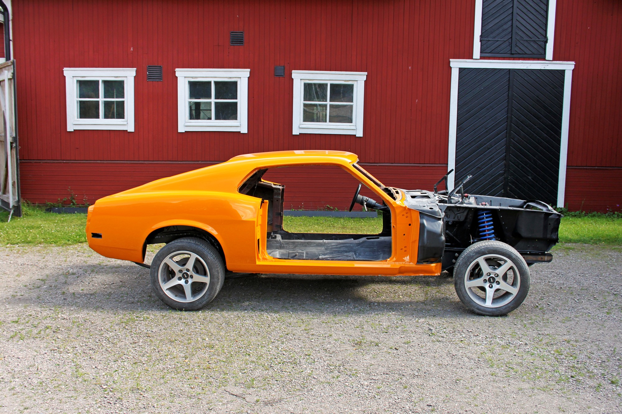 Mussen har precis anlänt från lackeraren iförd den korrekta kulören Grabber Orange från 1969-1970. Recept nummer: Ford M3659.