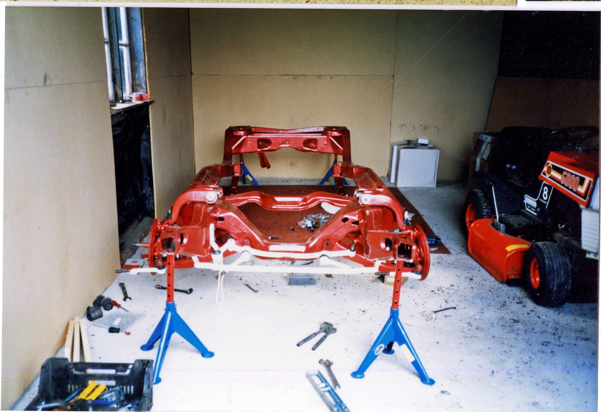 Halvvägs i renoveringen lackade Anders chassit, motor och växellåda i röd briljant.