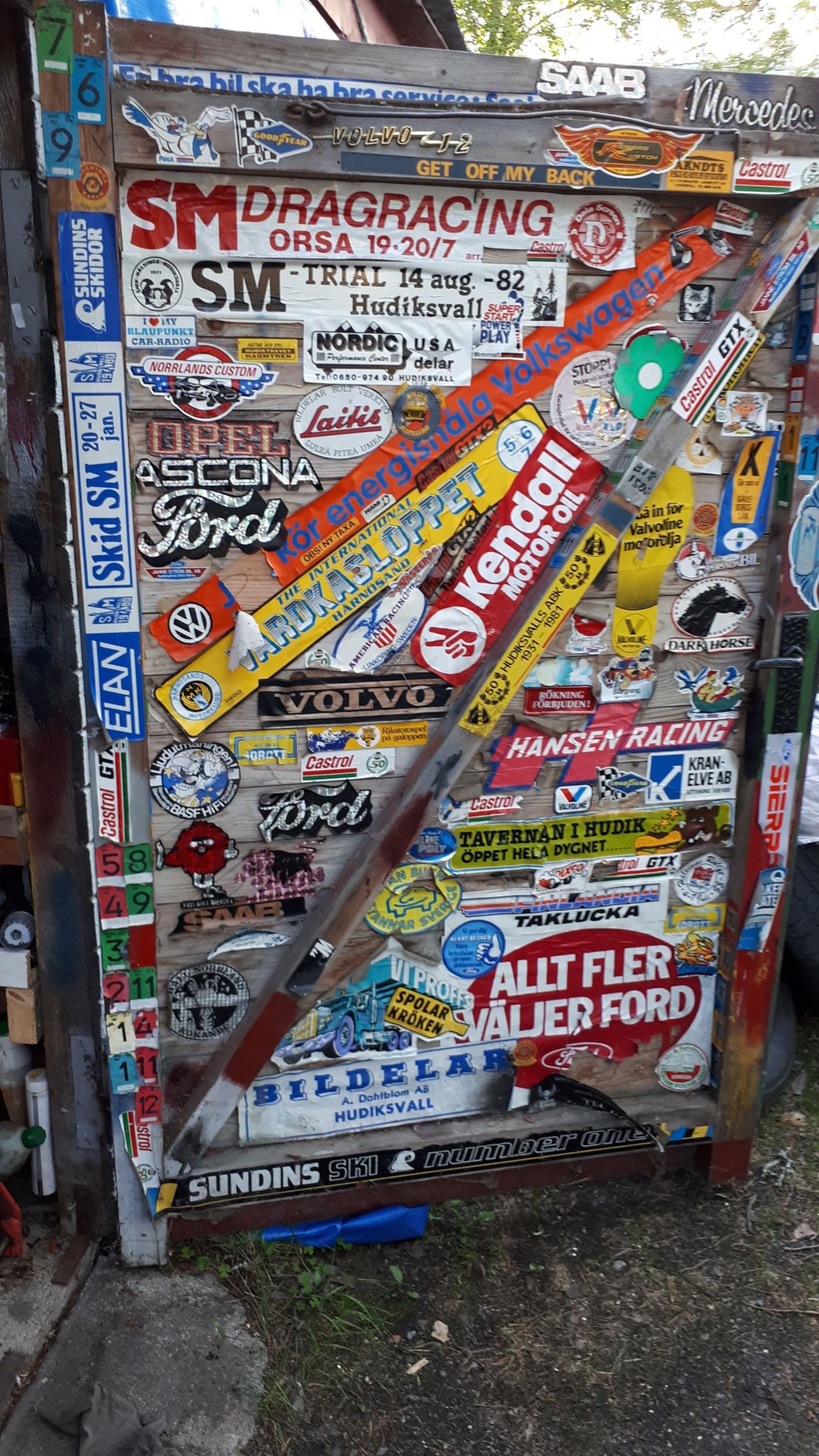 En garagedörr skall ha många klistermärken det blir som en historieresa