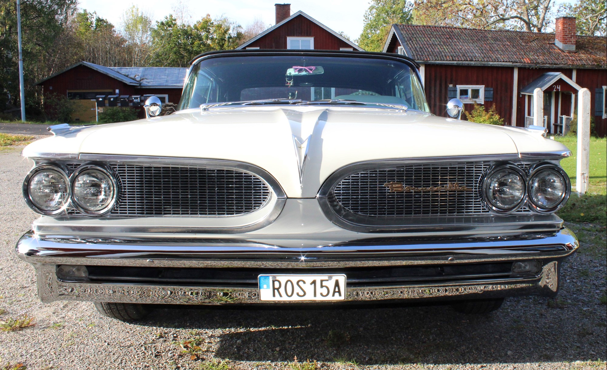 Pontiac introducerade den två delade grillen 1959 men den försvann 1960 då man trodde att kunderna inte gillade den, men man hade fel så 1961 var den tillbaka i många år.