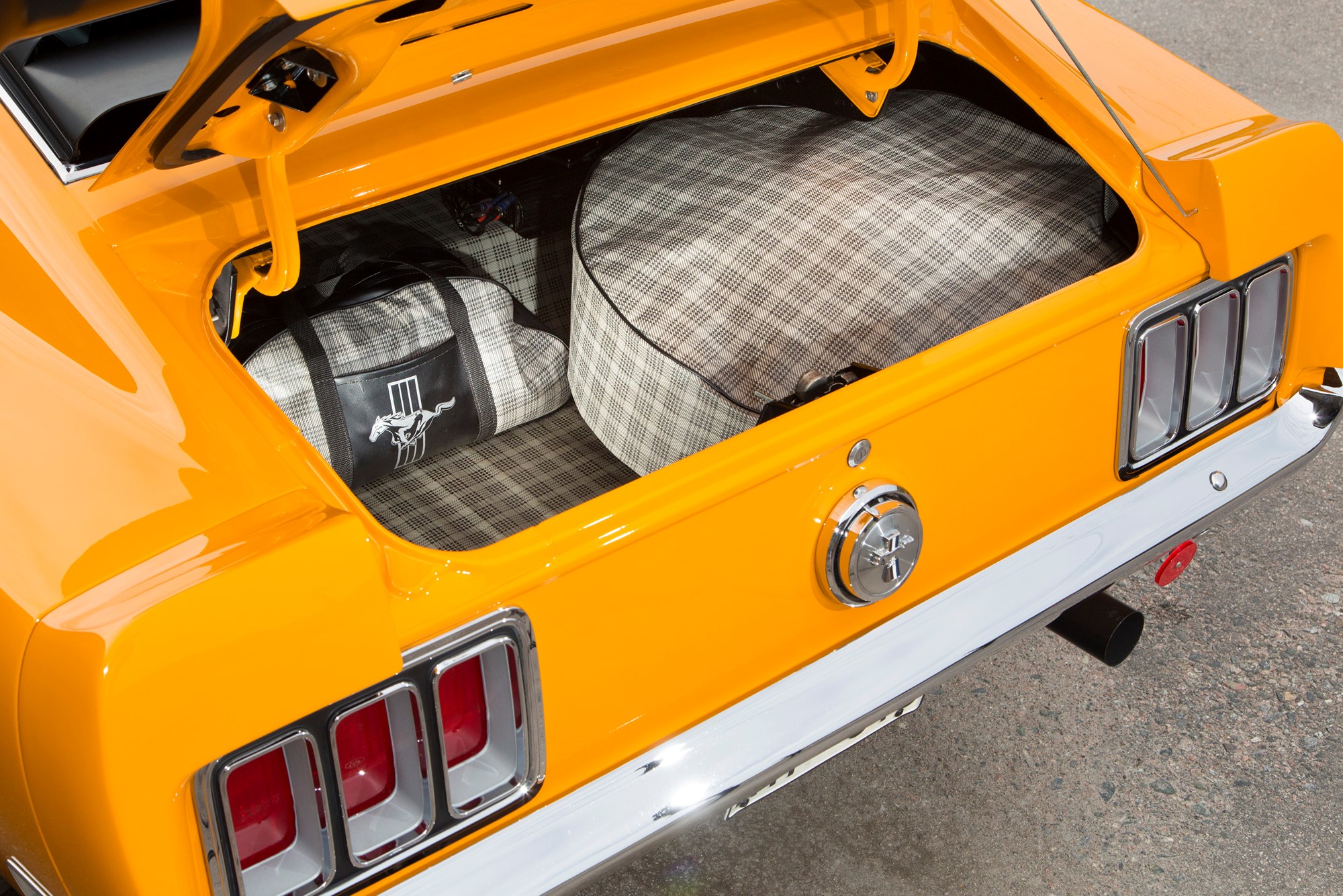 I dag är Mussen utrustad med picknickväska i stället för störtbur. Men med en 428:a under huven blir det ändå bra drag ...