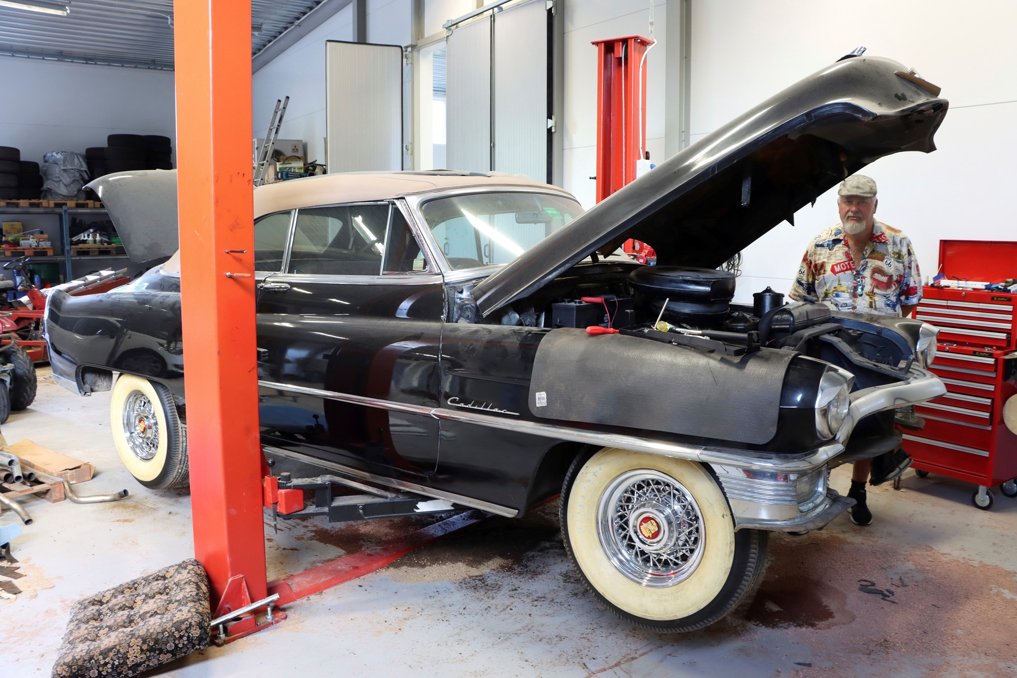 För tillfället är Hans igång med renoveringen av en öppen Cadillac -53 som han köpte av en 83-åring i Maine. Den har minre utrustning än coupen och kommer att bli en åkbil.