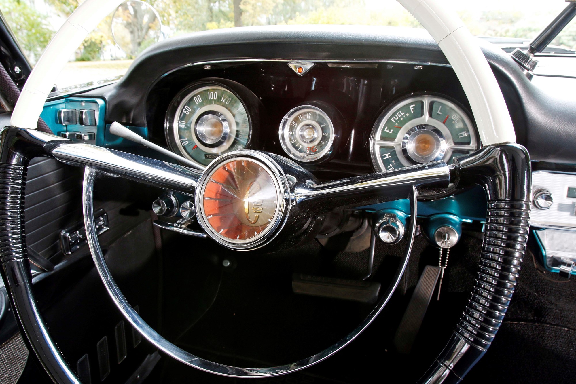 Servostyrning var standard på alla modeller utom Windsor. Även klockan som sitter mellan de stora mätarna ingick när man köpte en ny Chrysler.