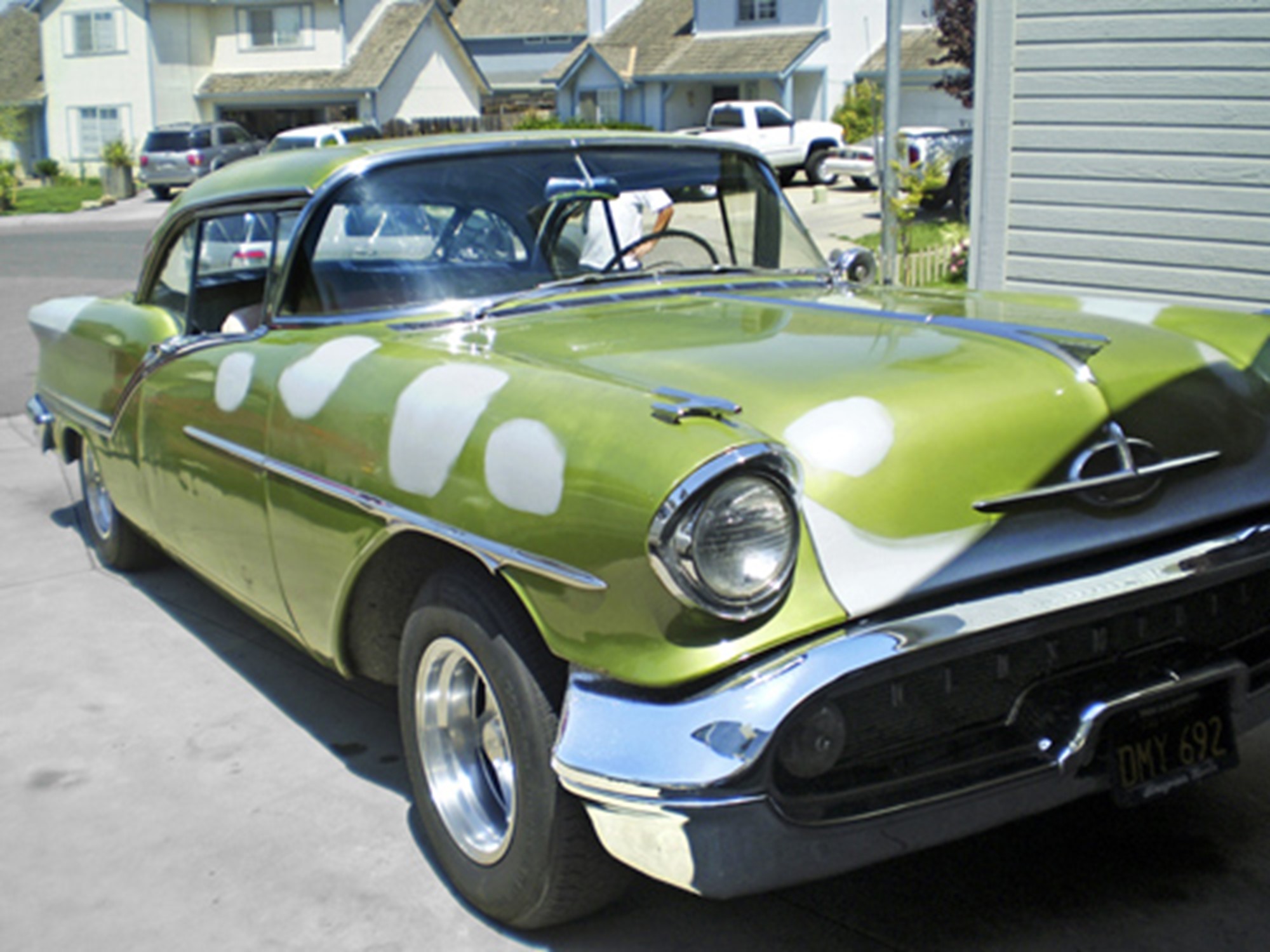 Bilen var grön när Ann Louise och Tony hittade den i Waterford, Kalifornien. Original hade den varit rosa.