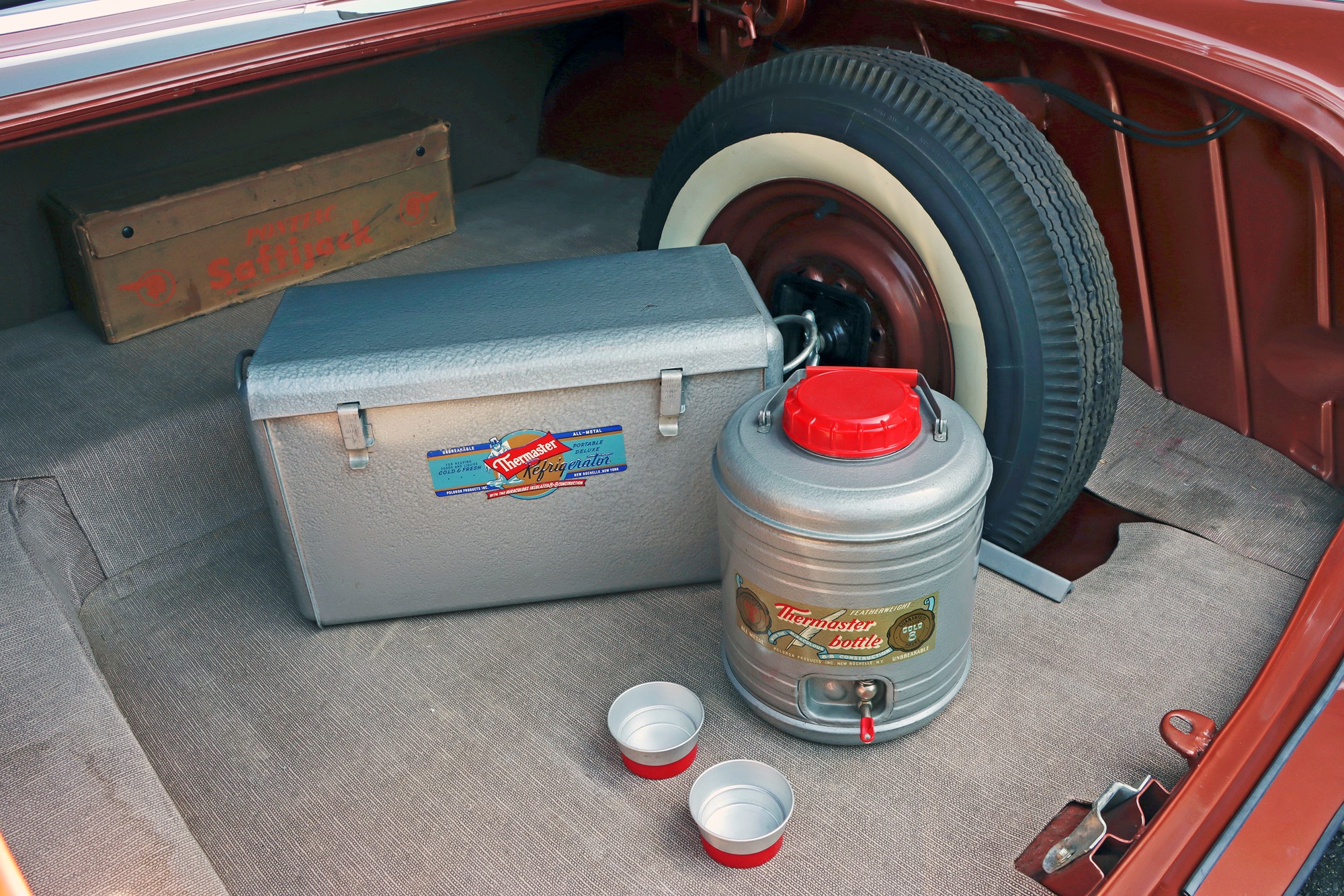 Ett unikt tillbehör är ”Thermaster”. Den stora lådan är kylväska med klampar och den runda behållaren är för varm dryck.