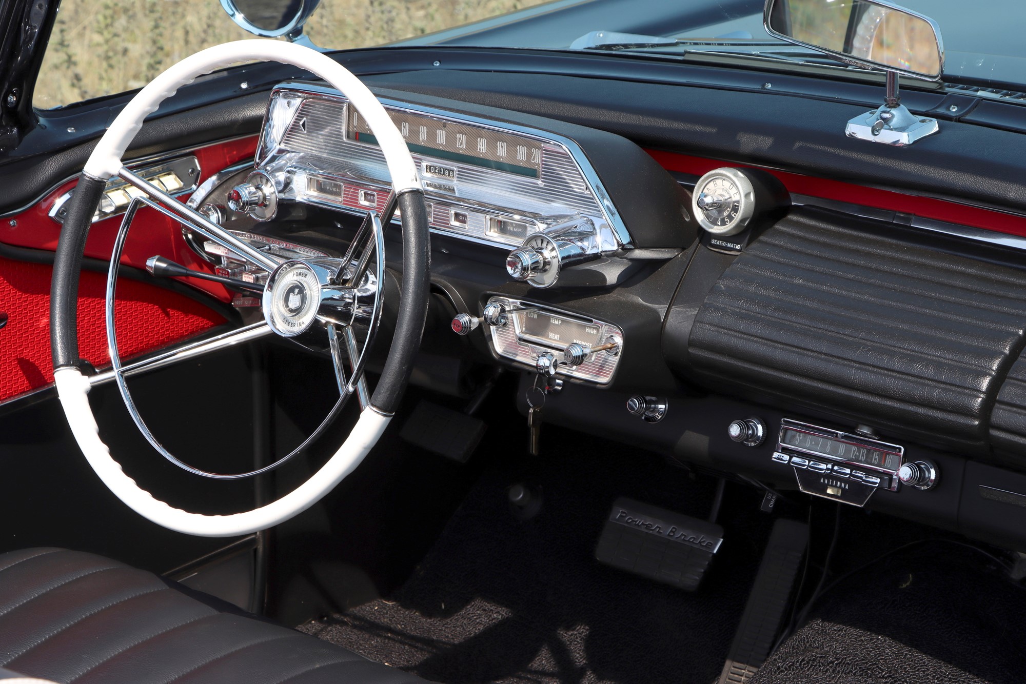 Instrumentpanelen bjuder på många finesser. Tillvalet ”speed warning” ljuder om man överstiger inställd hastighet. Tryckknappsautomaten ”multi drive” är en optionslåda.