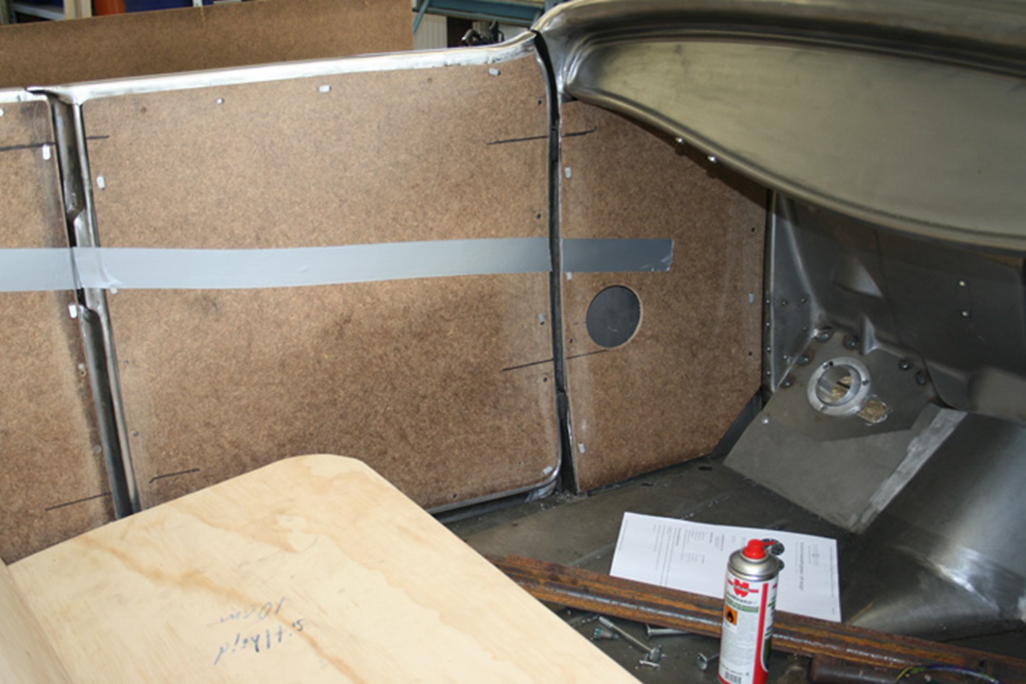 Inredningen mallade vi upp sidorna i massonit och sätet i plywood.