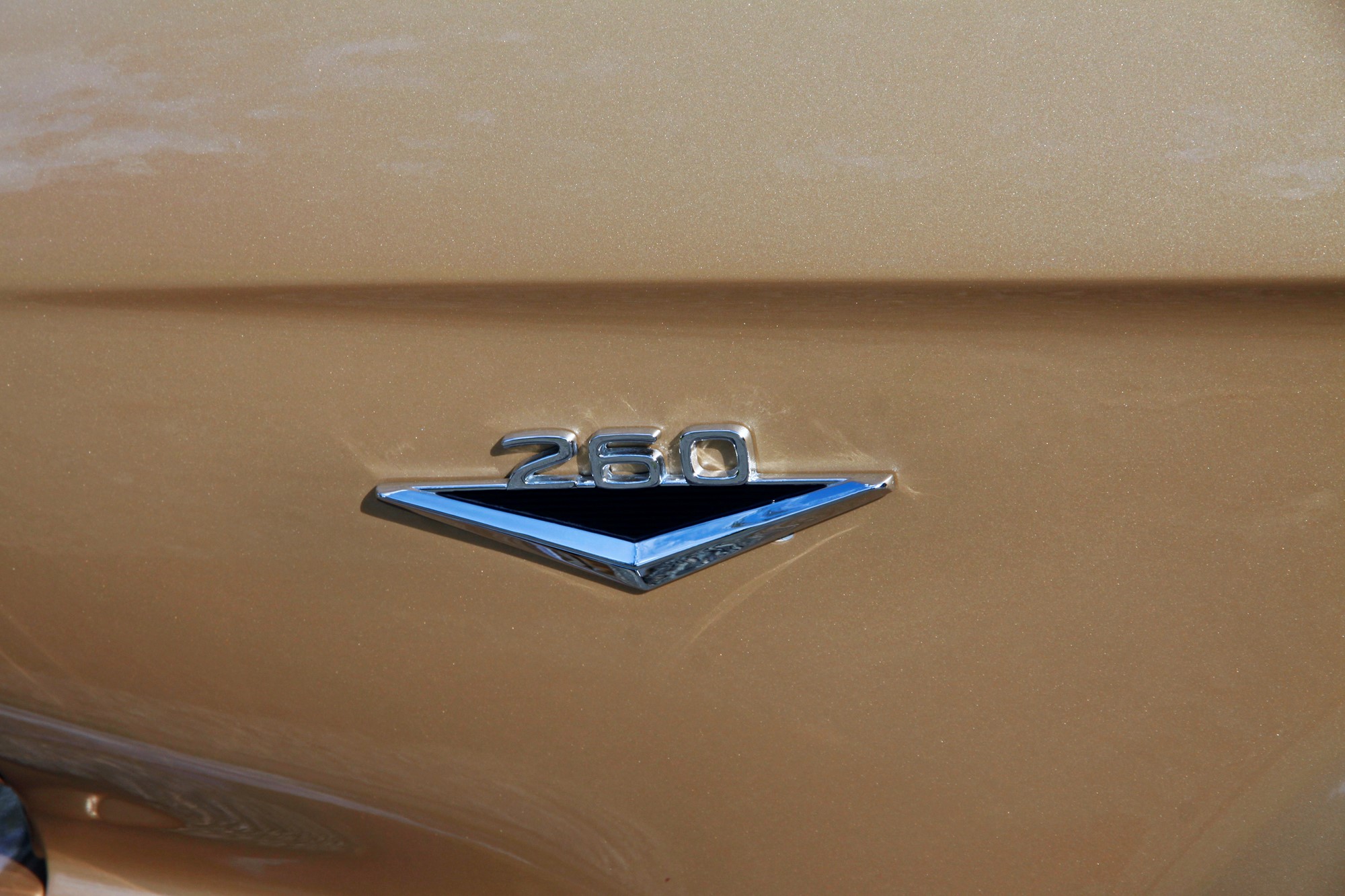 Mustang-emblemet på framskärmen är något kortare på de tidiga exemplaren.