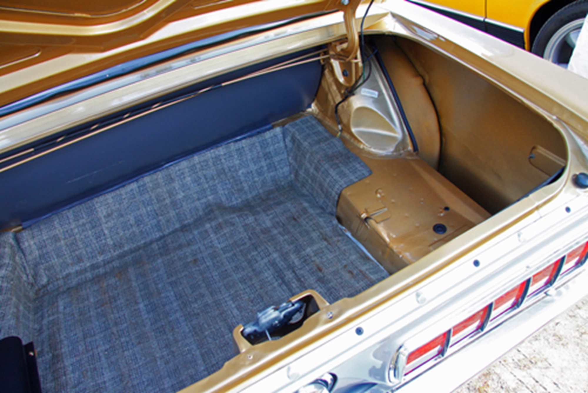 Jøran har själv lagt originalkulören Sunlit Gold i bagageutrymme och i dörrfalsar. Resten av karossen är sprutad av Momrak Verkstad i Fyresdal.