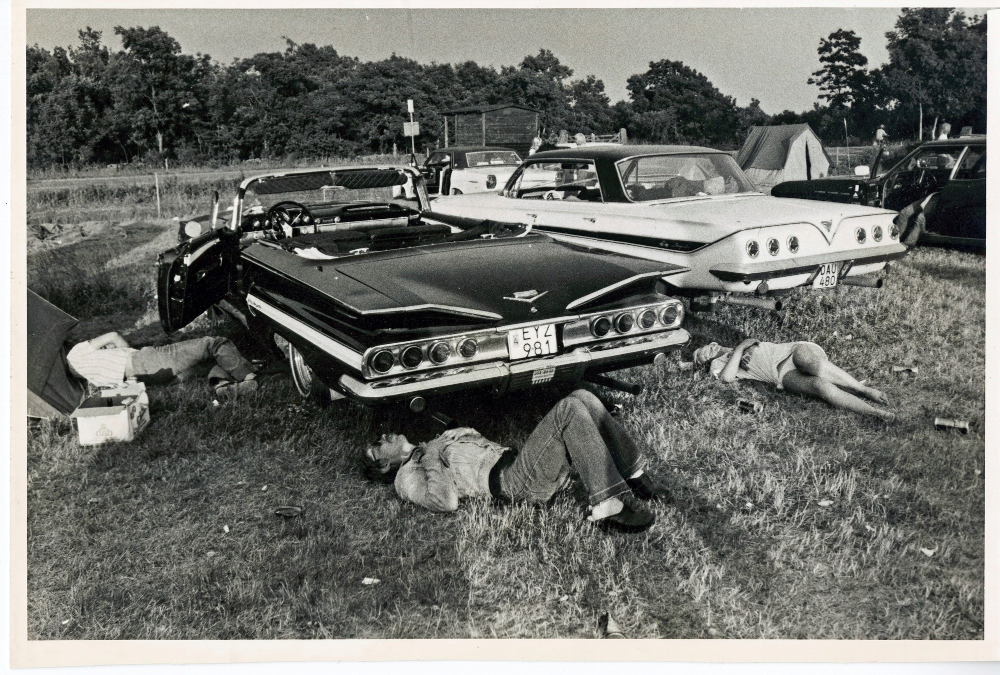 I Bilsports bildarkiv fanns detta foto från 1978 som togs i samband med ett reportage om midsommarfirande på Öland. Notera bakljusen! De trötta ungdomarna har idag uppnått pensionsålder ...
