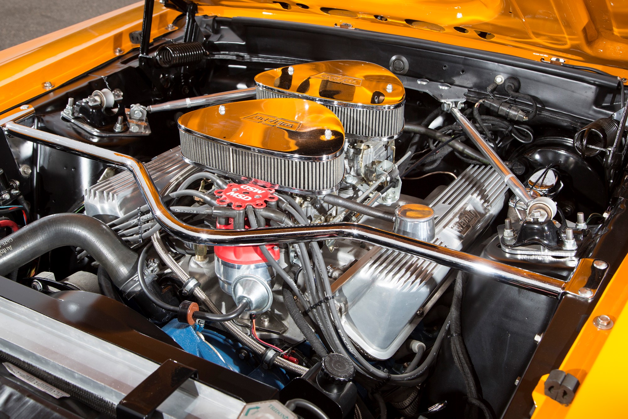 Drivpaketet består av Fords 428-motor, troligen hämtad från en Thunderbird -66. Den hade vässats redan borta i USA. Christer har låtit borra blocket samt bytt ut alla slitdetaljer. Original satt här en betydligt snällare 302:a.