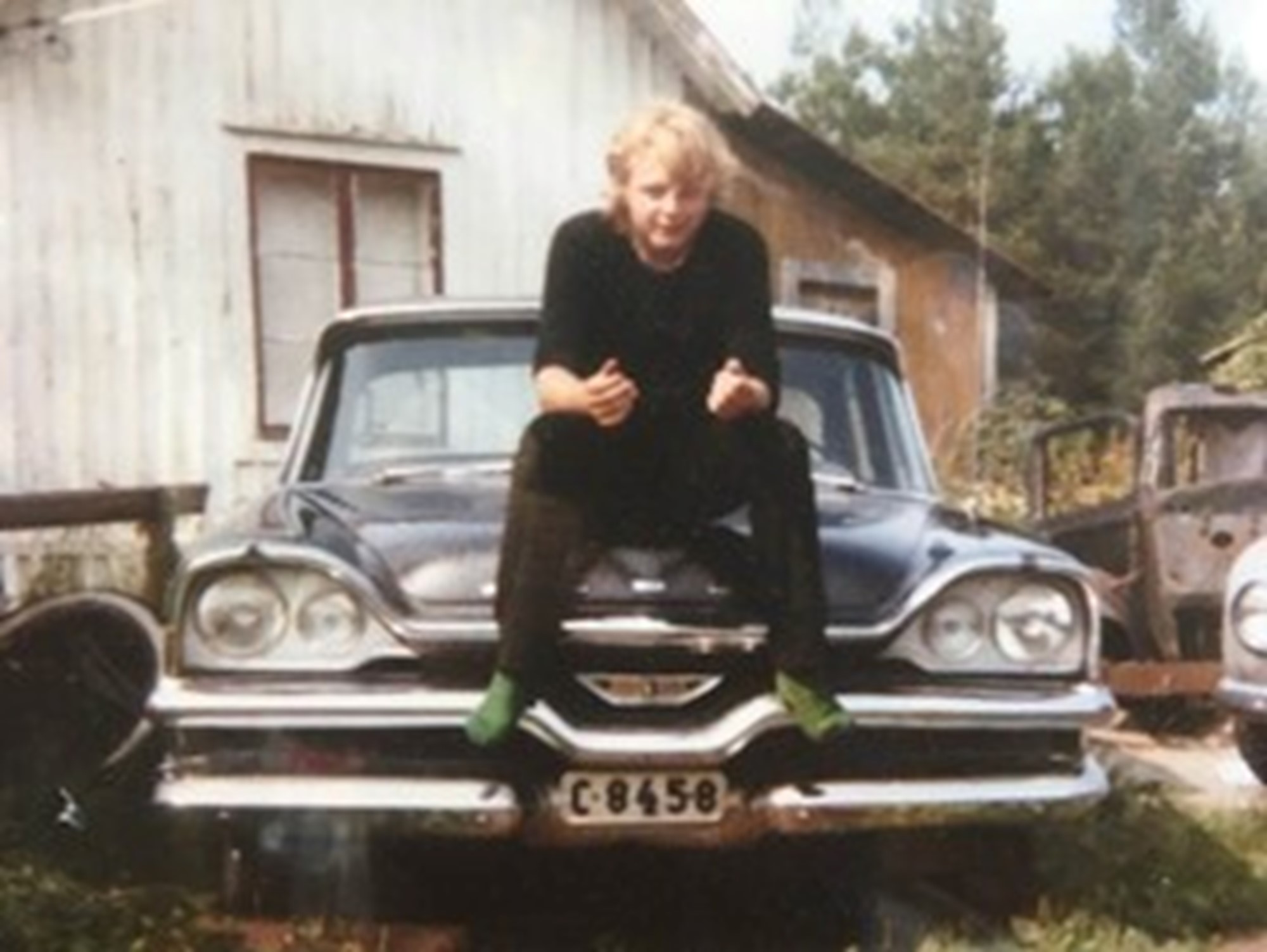 Det var denna yngling jag träffade en lördags kväll För 50 år sedan , här sittande på Dodge Kingswayen. Det var alltså Janne Frisk Jag tyckte han liknade.