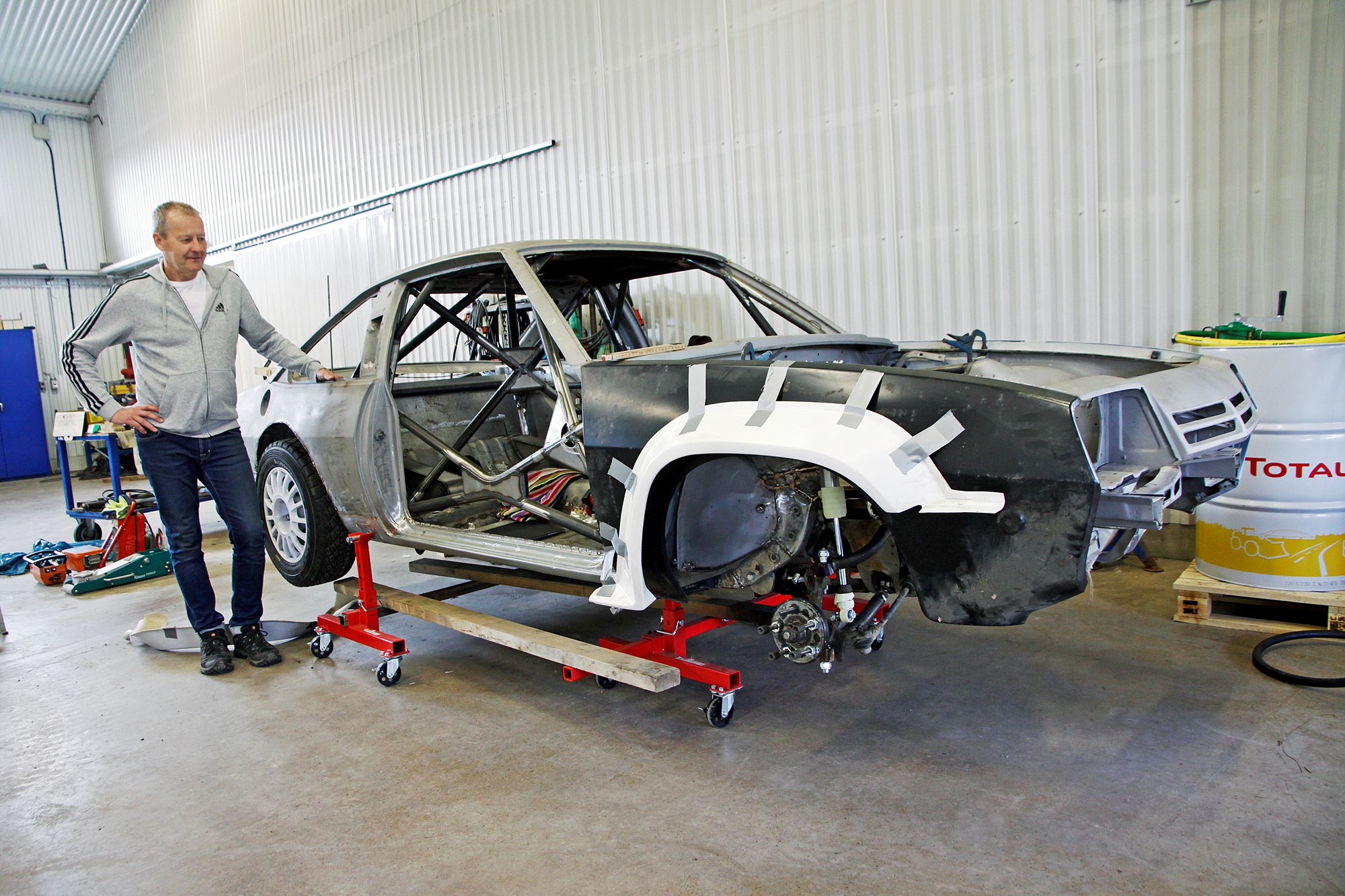 Nästa projekt blir en Opel Manta från 1977 som byggs för rallykörning i Grupp HB. Kalle har inte tävlat på 40 år men nu ska han och sonen Johan spruta grus på allvar. Även här är Ronnie Hilmersson involverad i konstruerandet av chassit.