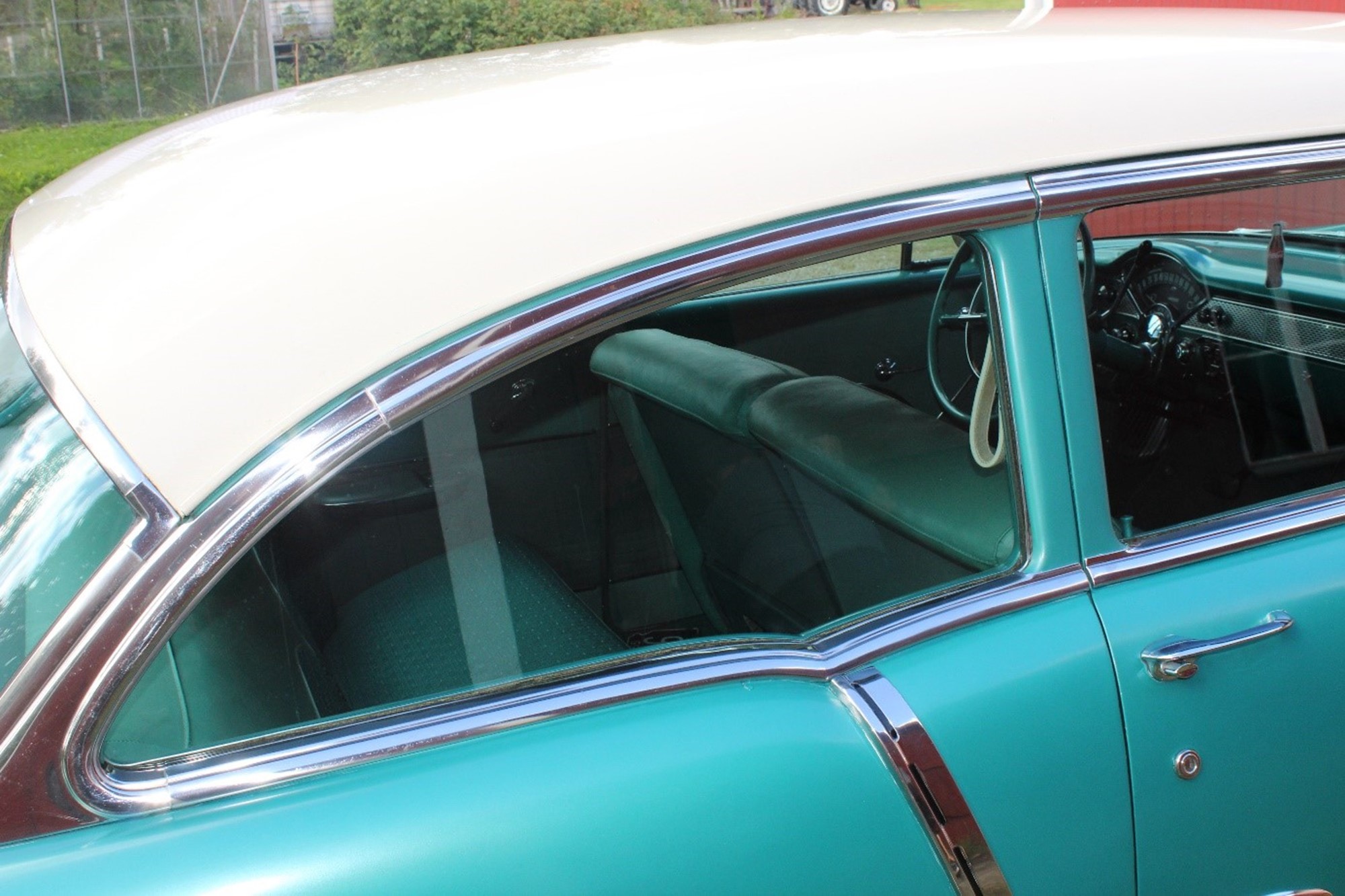 Den gröna toningen på rutorna ger ett mysigt sken inne i bilen
