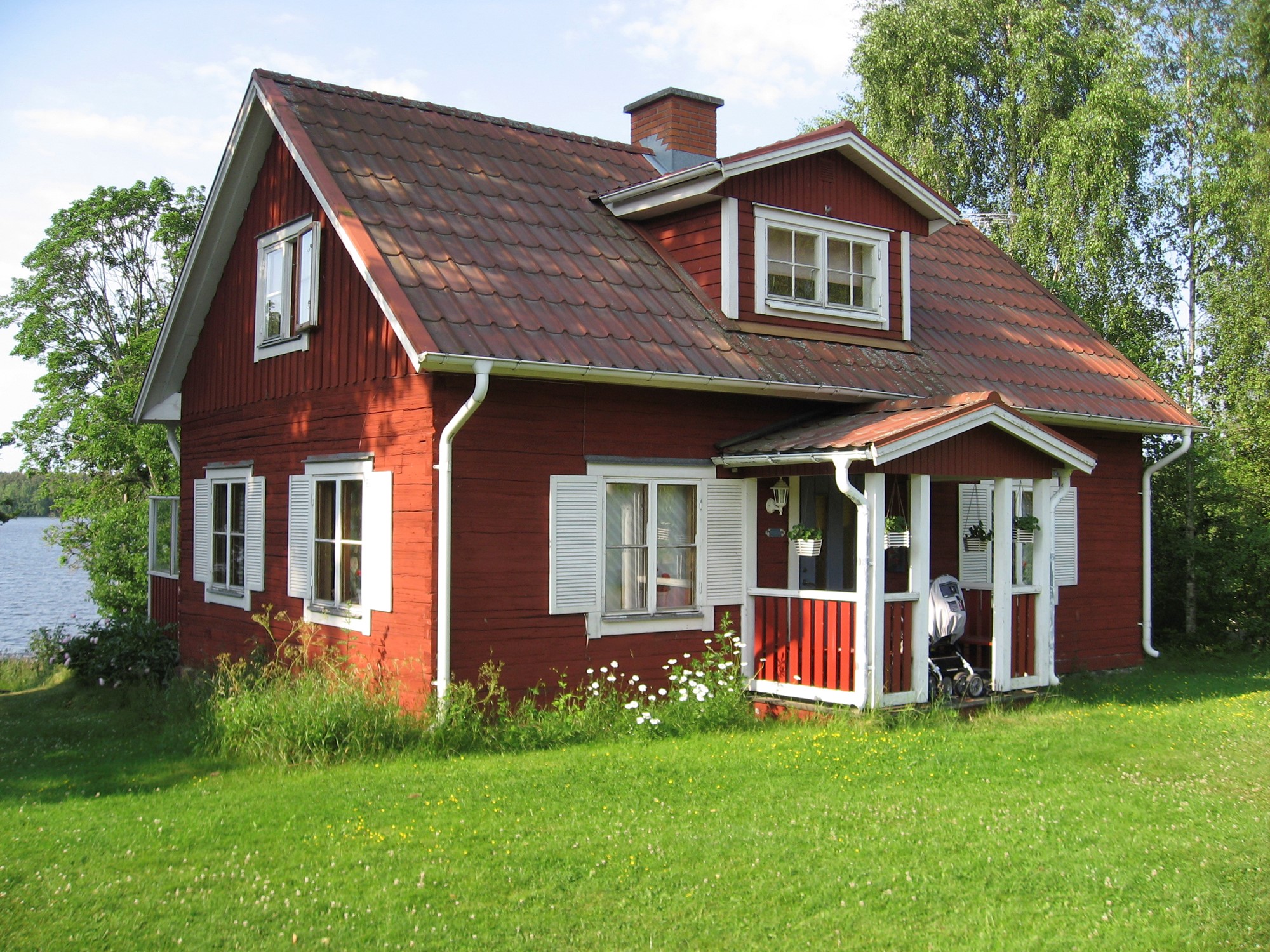 Huset ovan tillhör gården Skruvshult som familjen Stål brukade och där sonen Karl Johan föddes 1867. Han flyttade till USA 1886 och resten är historia.