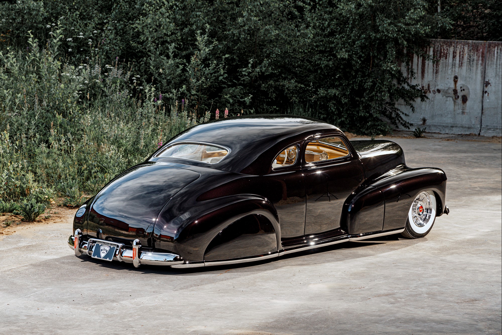 Nedre längsgående listen är gjord av J-son med hjälp av egna tillverkade verktyg. Även bakljusen i kofångarhornen (Ford -46) är special med specialglas. Notera att stötfångarna placerats närmare karossen! Det som ser ut som en stor navkapsel är en aluminiumfälg där det lilla centrumet döljer hjulbultarna.