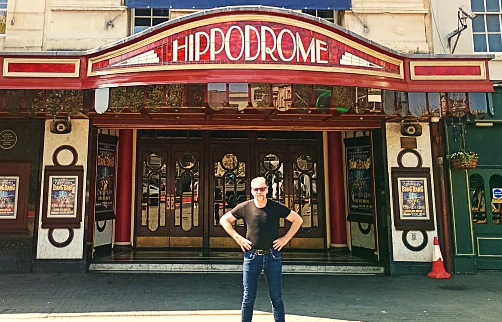 Redaktörn utanför Bristol Hippodrome Eddies sista spelningsarena