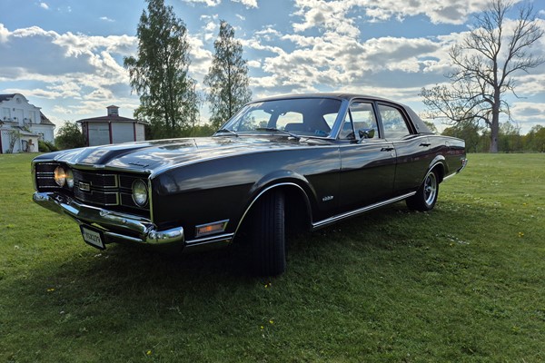 Mercury Montego MX 4-dörrars sedan