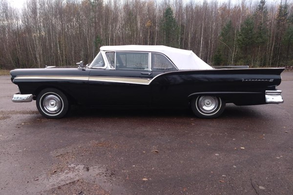 Ford Fairlane 500 Sunliner