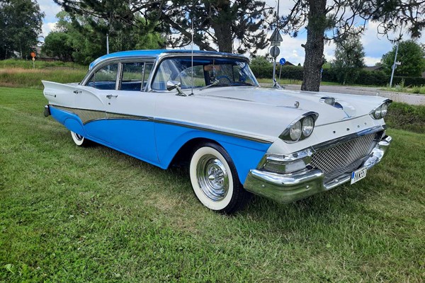 Ford Fairlane 500