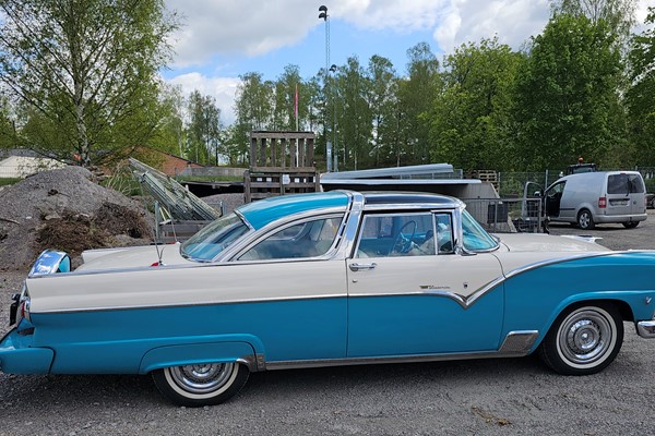 Ford Crown Victoria