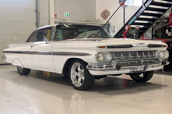 Chevrolet Impala sport coupé