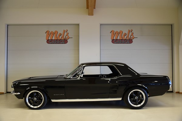 Ford Mustang 2-dr HT