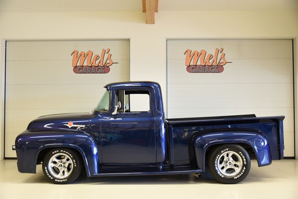 Ford F100 pickup