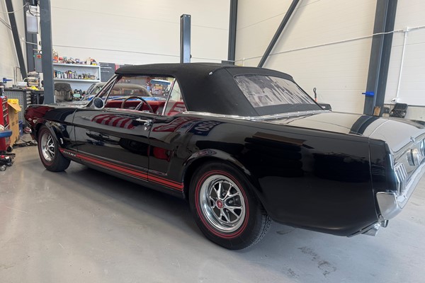 Ford Mustang Cab GT Tribute